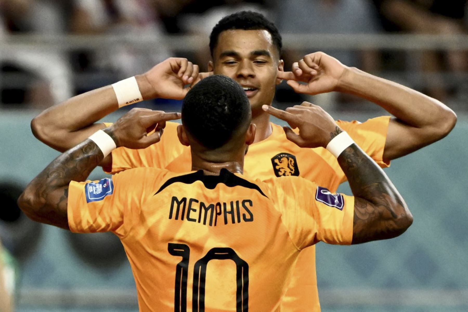 El delantero holandés #10 Memphis Depay celebra marcar el primer gol de su equipo durante el partido de fútbol de octavos de final de la Copa Mundial Catar 2022 entre Holanda y Estados Unidos en el Estadio Internacional Khalifa en Doha

Foto:AFP



Foto: AFP