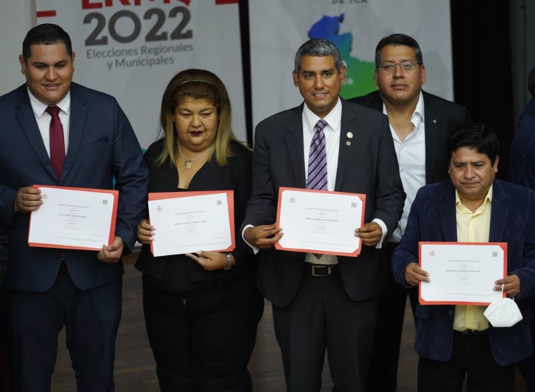 Jorge Carlos Hurtado Herrera recibió su credencial como gobernador regional de Ica junto a los nuevos consejeros regionales para el periodo 2023-2026. Foto: Genry Bautista