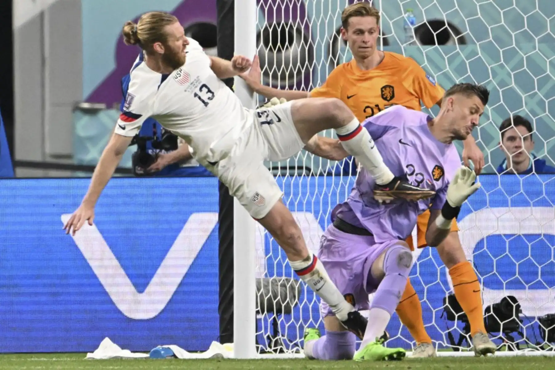 El defensor #13 de EE. UU., Tim Ream, lucha por el balón con el portero holandés #23, Andries Noppert, mientras intenta anotar durante el partido de fútbol de octavos de final de la Copa Mundial de Catar 2022 entre Holanda y EE. UU. en el Estadio Internacional Khalifa en Doha

Foto: AFP