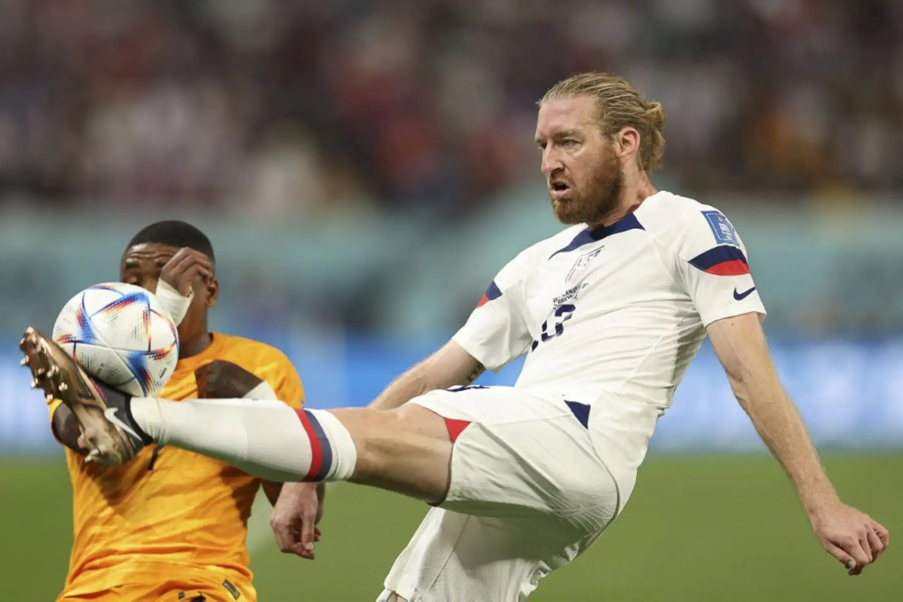 El delantero holandés #07 Steven Bergwijn (L) lucha por el balón con el defensor estadounidense #13 Tim Ream durante el partido de fútbol de octavos de final de la Copa Mundial de Catar 2022 entre Holanda y Estados Unidos en el Estadio Internacional Khalifa en Doha

Foto: AFP