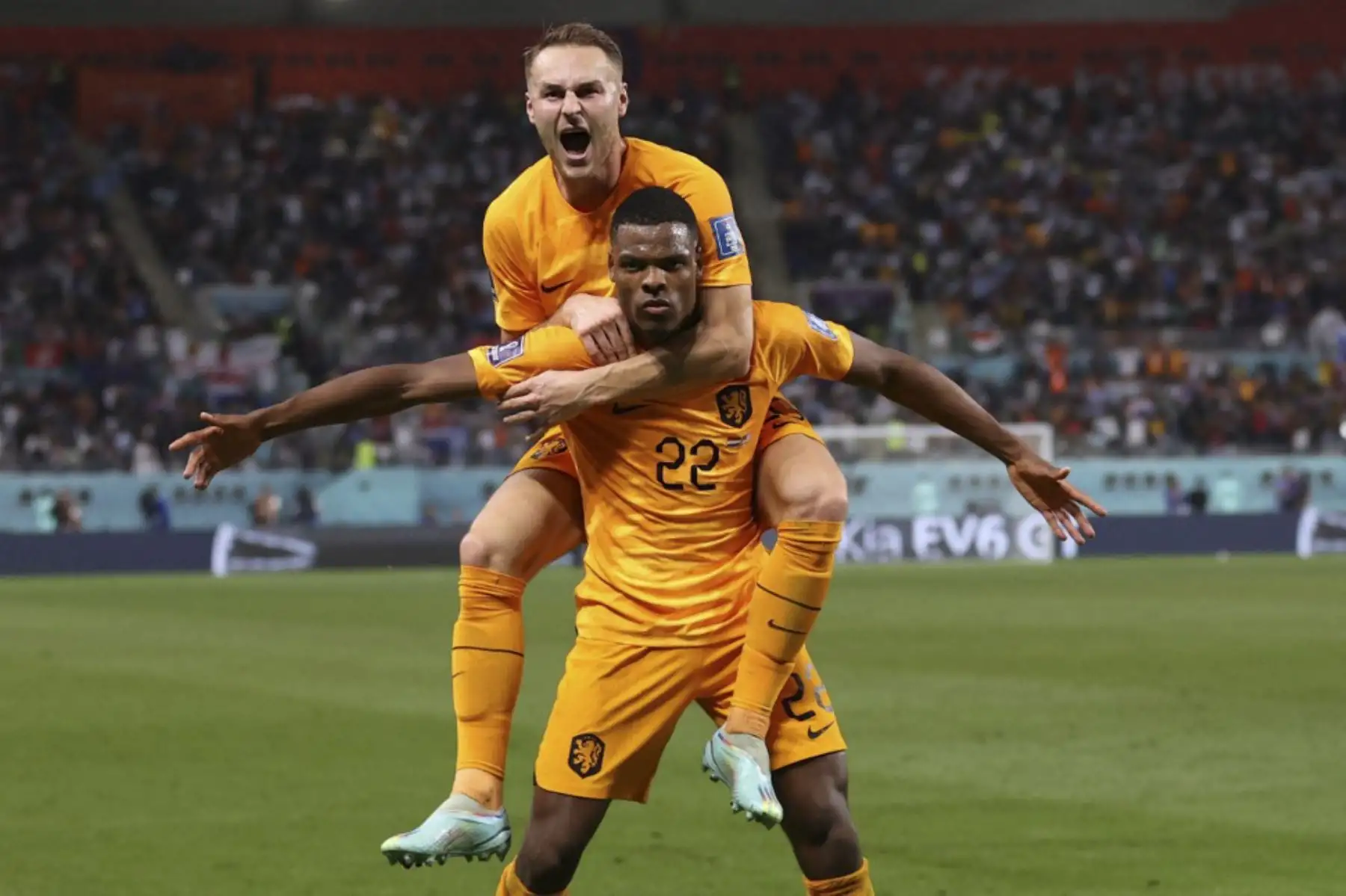 El defensor holandés #22 Denzel Dumfries celebra con el mediocampista holandés #20 Teun Koopmeiners después de anotar el tercer gol de su equipo durante el partido de fútbol de octavos de final de la Copa Mundial de Catar 2022 entre Holanda y Estados Unidos en el Estadio Internacional Khalifa en Doha

Foto: AFP