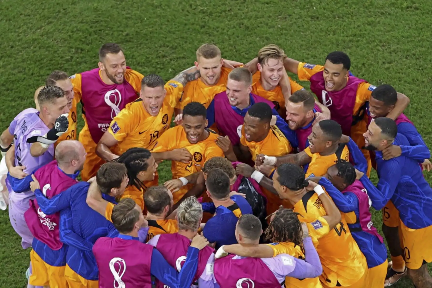 Los jugadores de Holanda celebran después de clasificarse para la siguiente ronda después de derrotar a EE. UU. 3-1 en el partido de fútbol de octavos de final de la Copa Mundial de Catar 2022 entre Holanda y EE. UU. en el Estadio Internacional Khalifa en Doha

Foto: AFP