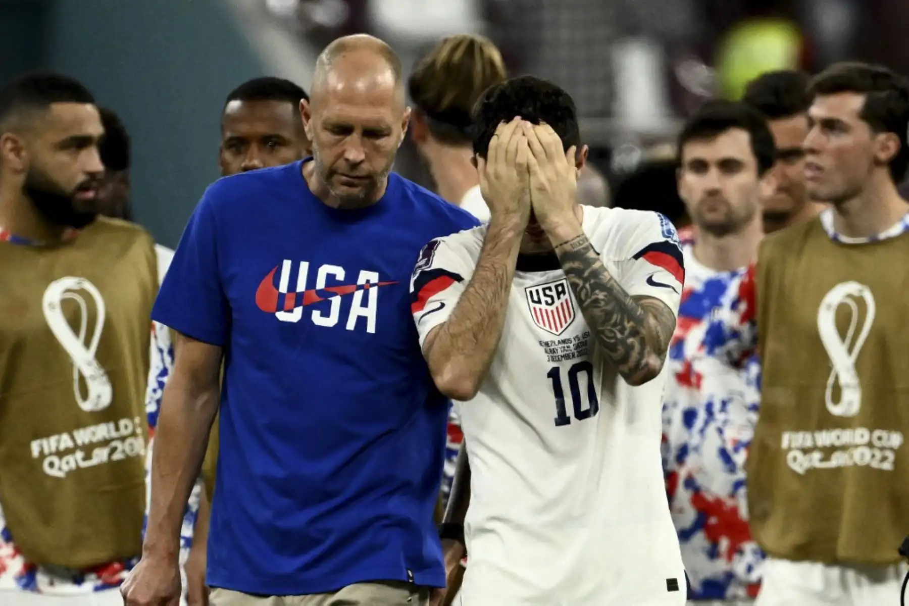 El entrenador de EE. UU. #00 Gregg Berhalter y el delantero de EE. UU. #10 Christian Pulisic reaccionan al final del partido de fútbol de octavos de final de la Copa Mundial de Catar 2022 entre Holanda y EE. UU. en el Estadio Internacional Khalifa en Doha 

Foto: AFP