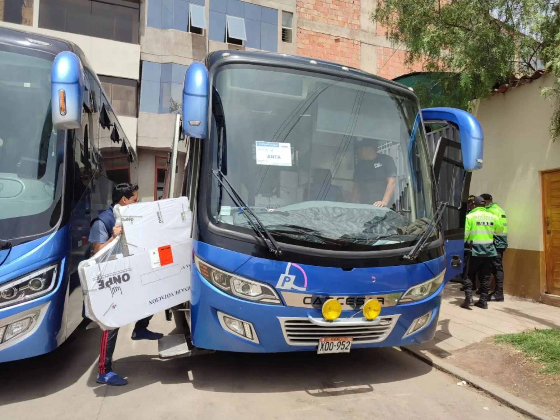 La ODPE Cusco distribuye el material electoral a los 18 distritos y seis centros poblados de su jurisdicción que se emplearán para la Segunda Elección Regional que se celebrará mañana domingo 4 de diciembre. ANDINA/Difusión
