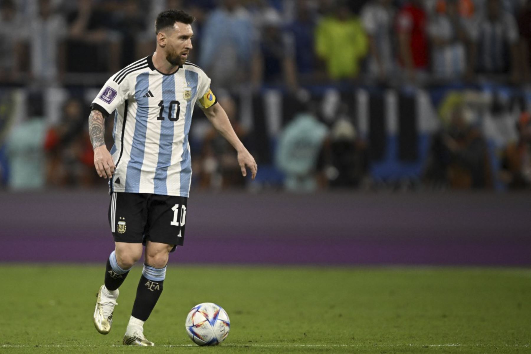 El delantero argentino #10 Lionel Messi controla el balón durante el partido de fútbol de octavos de final de la Copa Mundial Catar 2022 entre Argentina y Australia en el estadio Ahmad Bin Ali en Al-Rayyan, al oeste de Doha

Foto: AFP