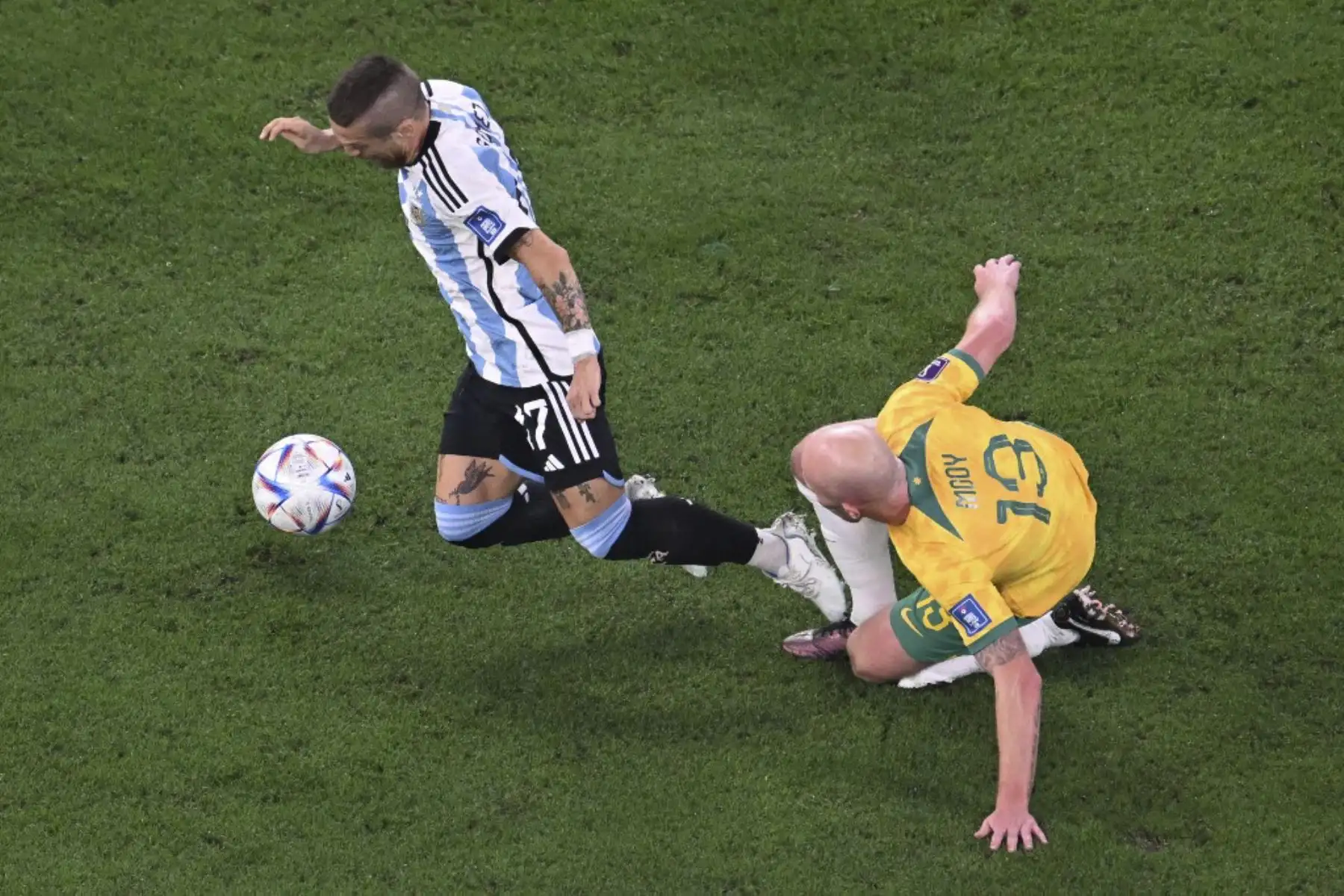 El mediocampista argentino #17 Alejandro Gómez lucha por el balón con el mediocampista australiano #13 Aaron Mooy durante el partido de octavos de final de la Copa Mundial de Catar 2022 entre Argentina y Australia en el estadio Ahmad Bin Ali en Al-Rayyan, al oeste de Doha

Foto:AFP
