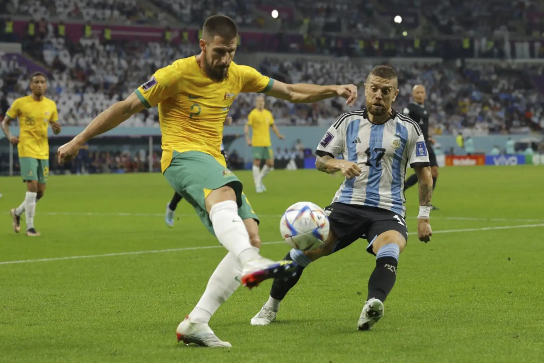 El defensa australiano #02 Milos Degenek es desafiado por el mediocampista argentino #17 Alejandro Gómez durante el partido de fútbol de octavos de final de la Copa Mundial Catar 2022 entre Argentina y Australia en el Estadio Ahmad Bin Ali en Al-Rayyan, al oeste de Doha

Foto:AFP
