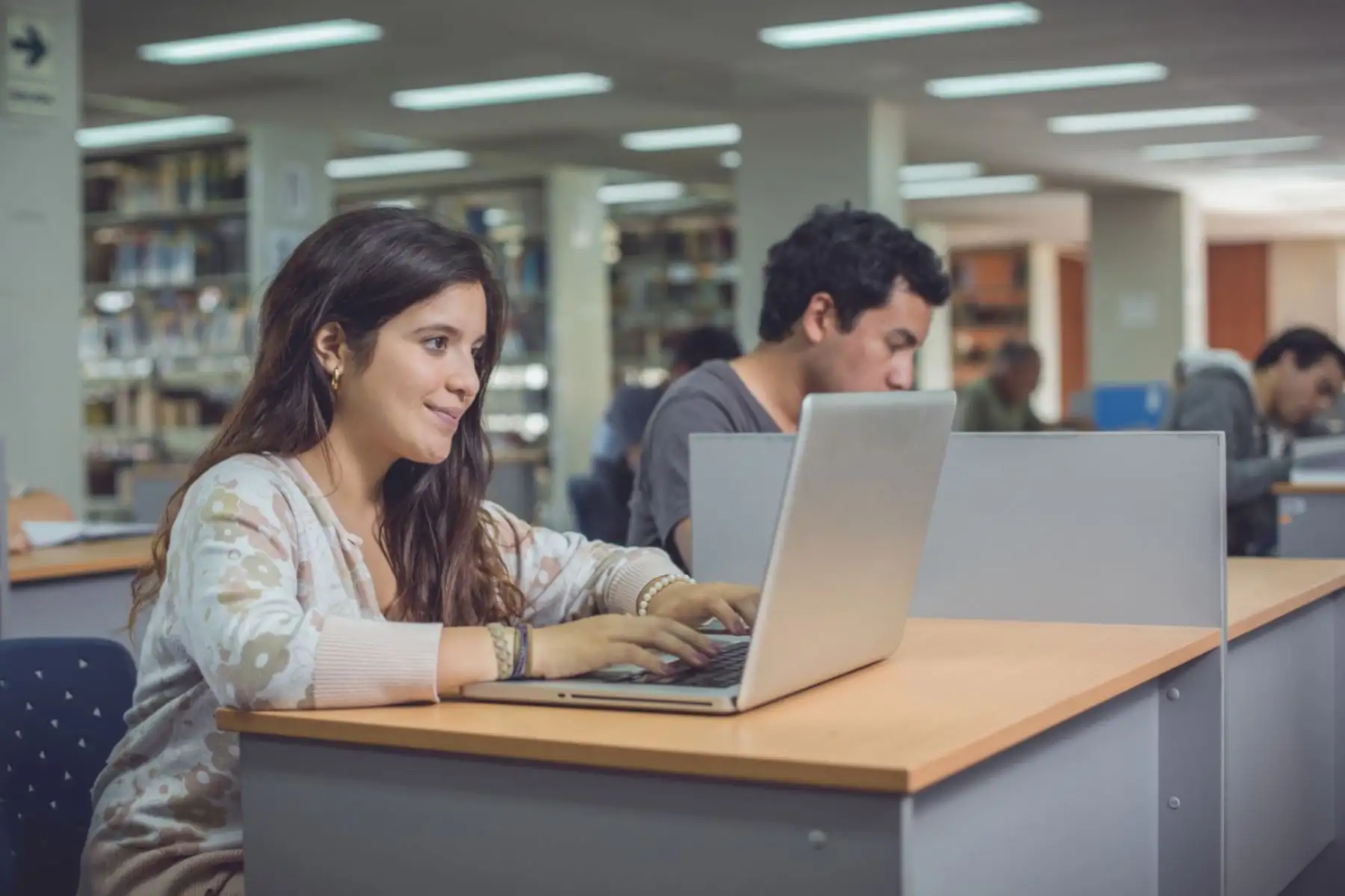 Los estudiantes y profesionales de la UPC pueden explorar carreras, desarrollar habilidades, competencias y obtener credenciales reconocidas en la industria de Google, IBM, Meta, Salesforce e Intuit para ayudarlos a aterrizar en buenas posiciones laborales.
