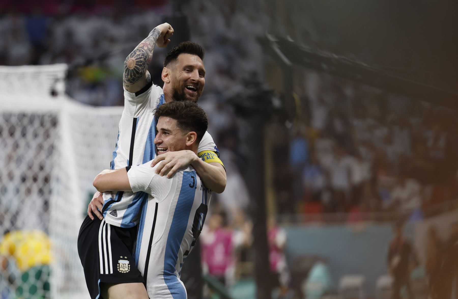 Julián Álvarez de Argentina celebra un gol con Lionel Messi, en un partido de los octavos de final del Mundial de Fútbol Catar 2022 entre Argentina y Australia en el estadio Ahmad bin Ali Stadium en Rayán (Catar). Foto: EFE