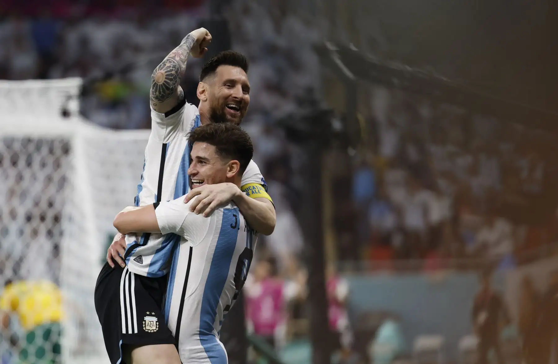Julián Álvarez de Argentina celebra un gol con Lionel Messi, en un partido de los octavos de final del Mundial de Fútbol Catar 2022 entre Argentina y Australia en el estadio Ahmad bin Ali Stadium en Rayán (Catar). Foto: EFE