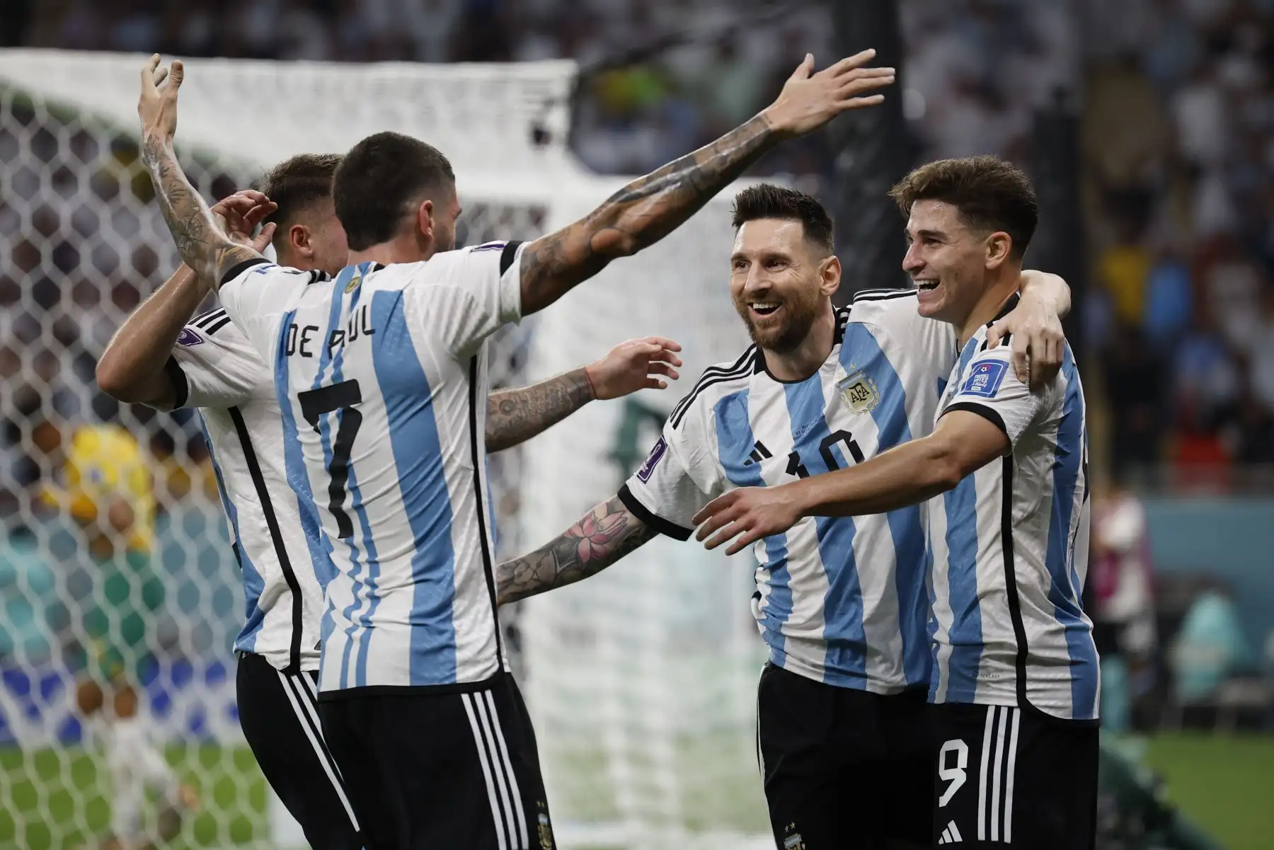 Julián Álvarez de Argentina celebra un gol con Lionel Messi  en un partido de los octavos de final del Mundial de Fútbol Catar 2022 entre Argentina y Australia en el estadio Ahmad bin Ali Stadium en Rayán (Catar). Foto: EFE