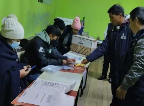 La primera mesa de sufragio de la segunda vuelta electoral, que se celebra en nueve regiones para elegir a gobernadores y vicegobernadores, se instaló a las 04:27 horas en la provincia de Huarochirí, región Lima.