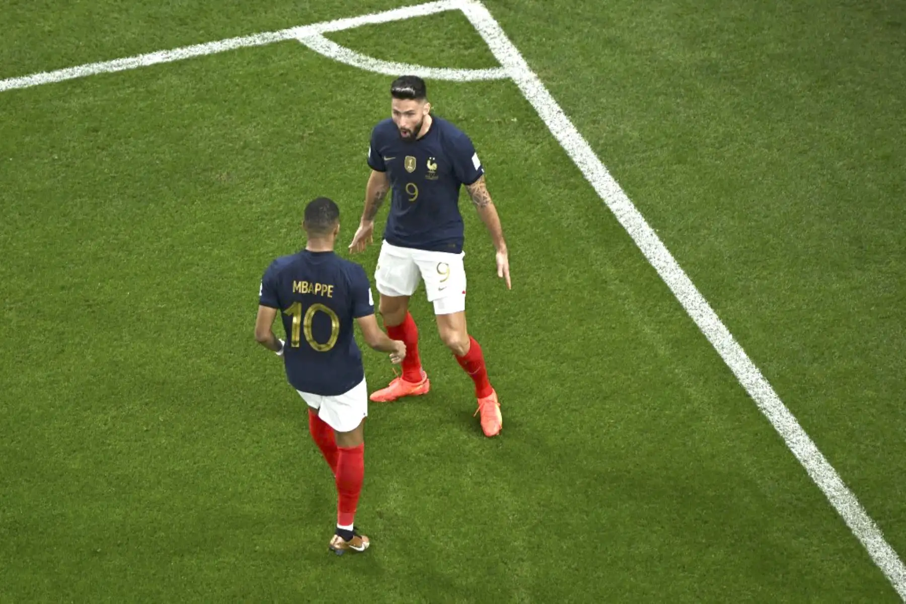 El delantero francés #09 Olivier Giroud celebra con el delantero francés #10 Kylian Mbappe después de marcar el primer gol de su equipo durante el partido de fútbol de octavos de final de la Copa Mundial de Catar 2022 entre Francia y Polonia en el Estadio Al-Thumama en Doha

Foto: AFP