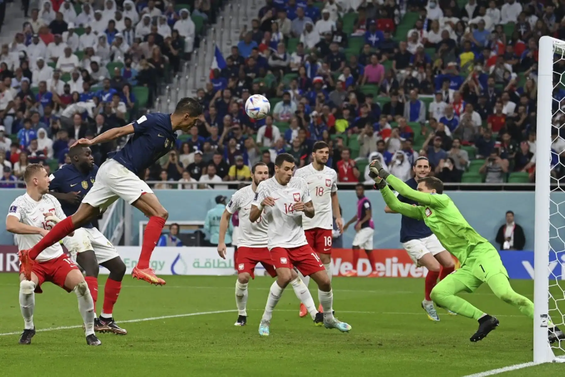 El portero polaco #01 Wojciech Szczesny (R) golpea el balón durante el partido de fútbol de octavos de final de la Copa Mundial de Catar 2022 entre Francia y Polonia en el Estadio Al-Thumama en Doha

Foto: AFP