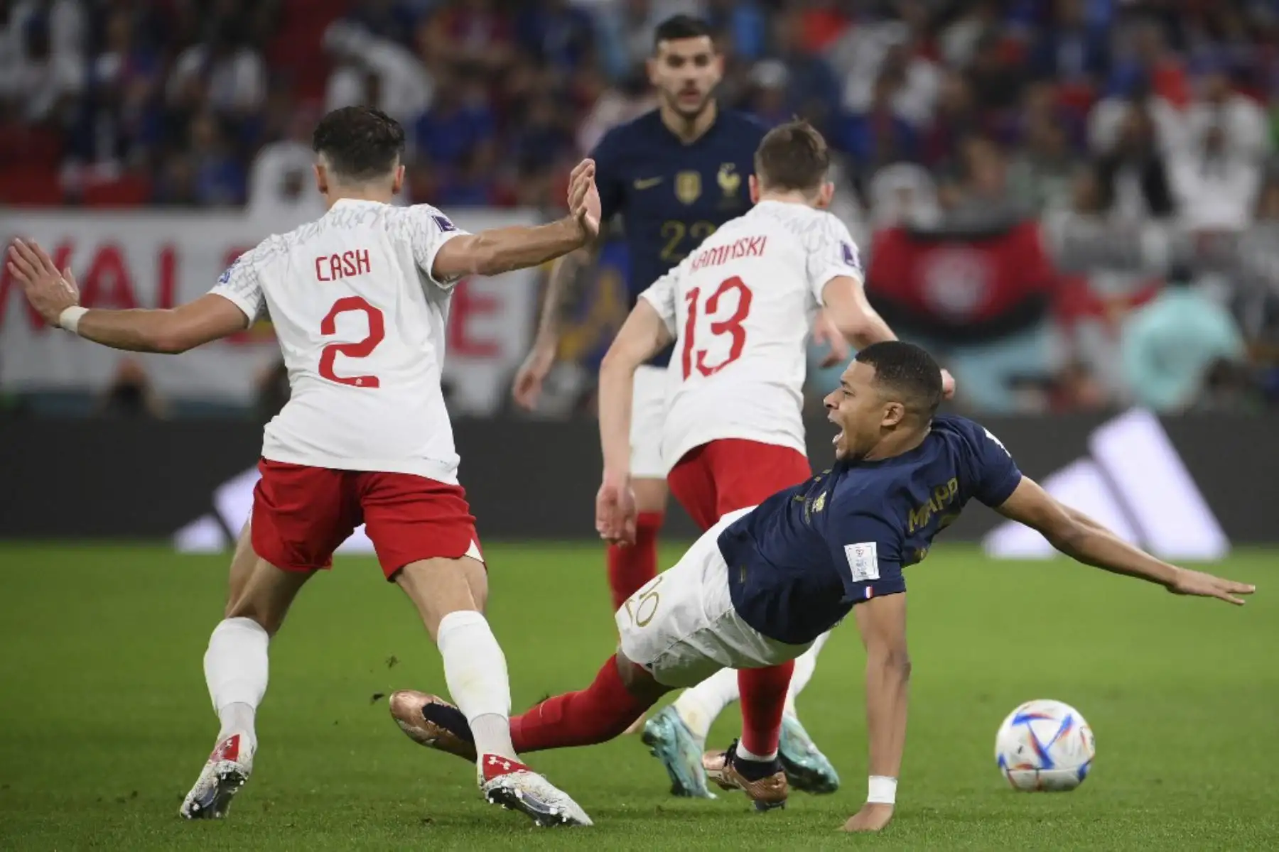 El delantero de Francia #10 Kylian Mbappe (R) lucha por el balón con el defensor de Polonia #02 Matthew Cash durante el partido de fútbol de octavos de final de la Copa Mundial de Catar 2022 entre Francia y Polonia en el Estadio Al-Thumama en Doha

Foto: AFP