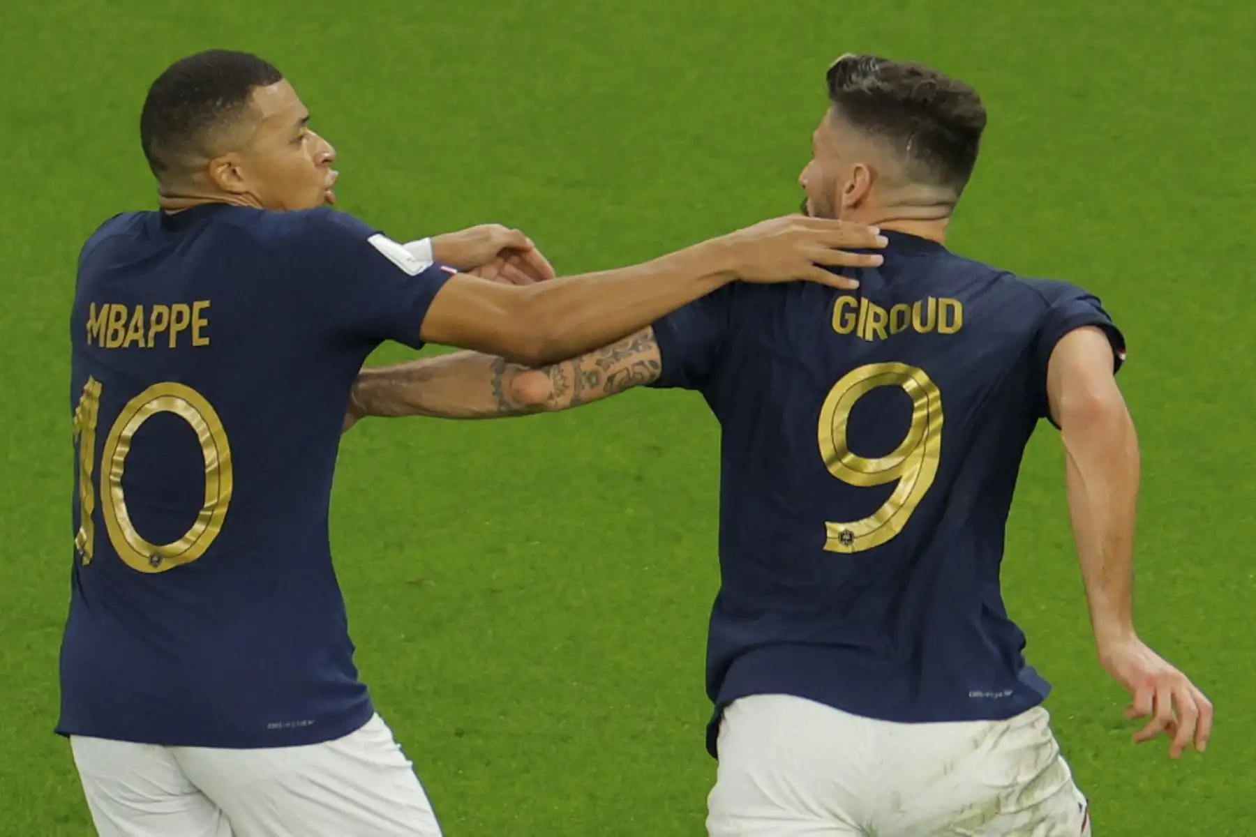 El delantero francés #09 Olivier Giroud (R) celebra con el delantero francés #10 Kylian Mbappe después de anotar el primer gol de su equipo durante el partido de fútbol de octavos de final de la Copa Mundial Catar 2022 entre Francia y Polonia en el Estadio Al-Thumama en Doha

Foto: AFP
