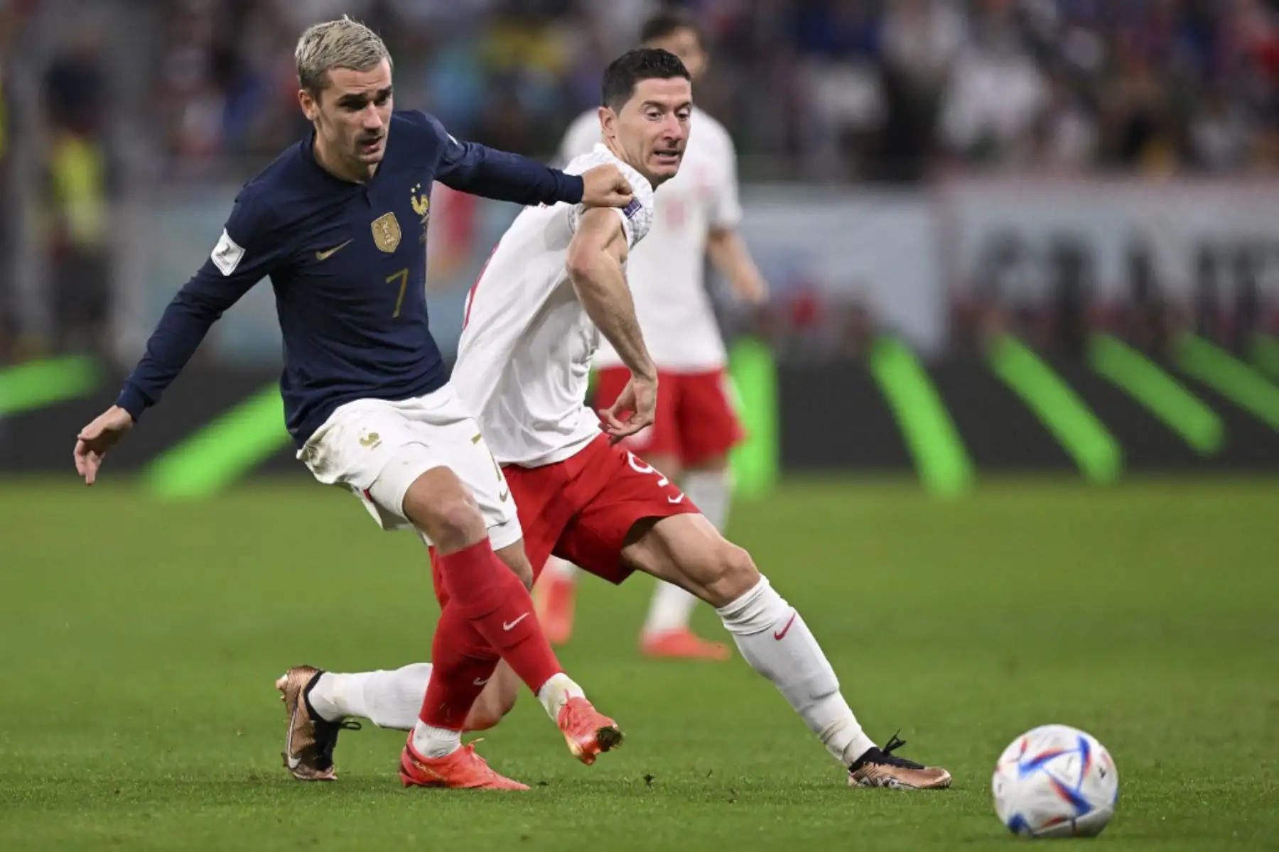 El delantero francés #07 Antoine Griezmann (L) lucha por el balón con el delantero polaco #09 Robert Lewandowski durante el partido de fútbol de octavos de final de la Copa Mundial de Catar 2022 entre Francia y Polonia en el Estadio Al-Thumama en Doha

Foto: AFP