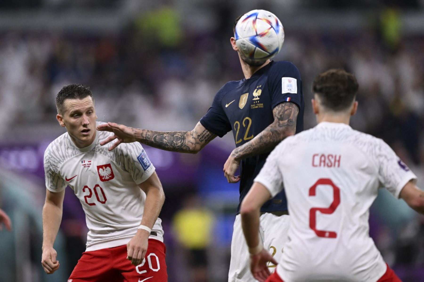 El defensa de Francia #22 Theo Hernández cabecea el balón durante el partido de fútbol de octavos de final de la Copa Mundial de Catar 2022 entre Francia y Polonia en el Estadio Al-Thumama en Doha

Foto: AFP