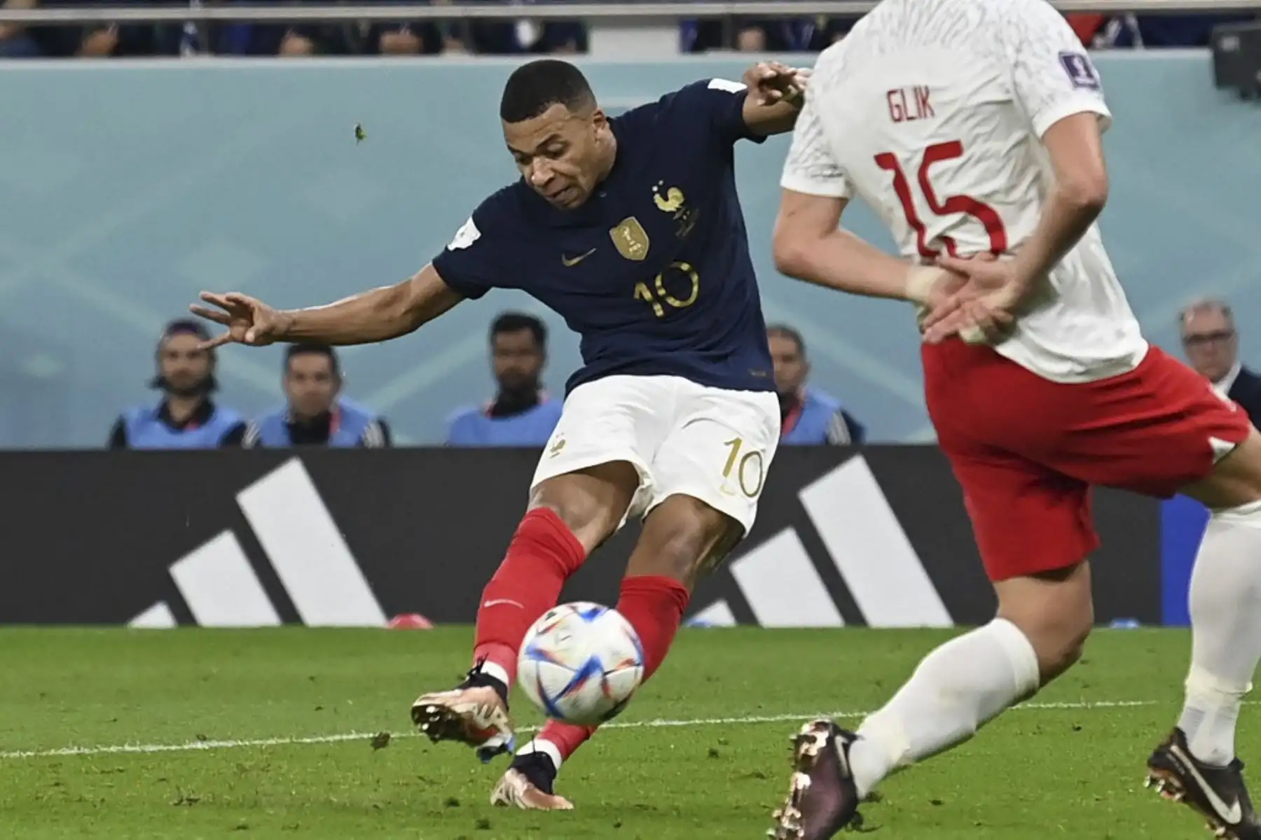 El delantero francés #10 Kylian Mbappe (L) dispara para marcar el segundo gol de su equipo durante el partido de fútbol de octavos de final de la Copa Mundial de Catar 2022 entre Francia y Polonia en el Estadio Al-Thumama en Doha

Foto:AFP