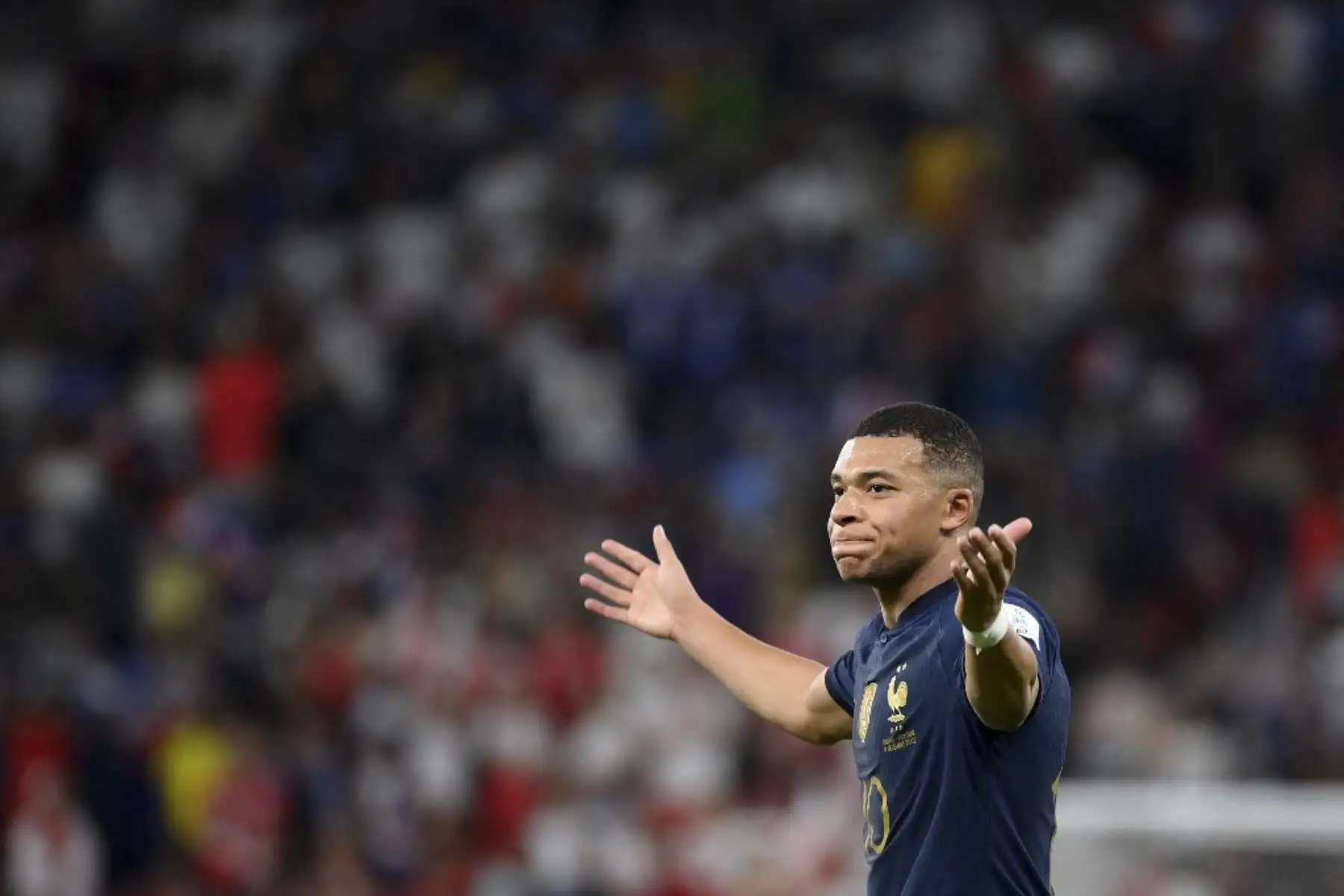 El delantero francés #10 Kylian Mbappe celebra marcar el segundo gol de su equipo durante el partido de fútbol de octavos de final de la Copa Mundial Qatar 2022 entre Francia y Polonia en el estadio Al-Thumama en Doha

Foto:AFP