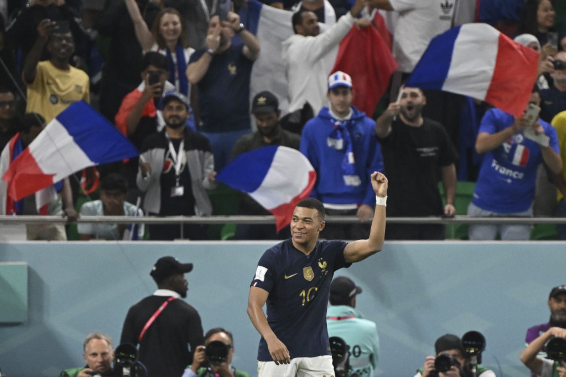 El delantero francés #10 Kylian Mbappe celebra marcar el tercer gol de su equipo durante el partido de fútbol de octavos de final de la Copa Mundial Catar 2022 entre Francia y Polonia en el Estadio Al-Thumama en Doha

Foto: AFP