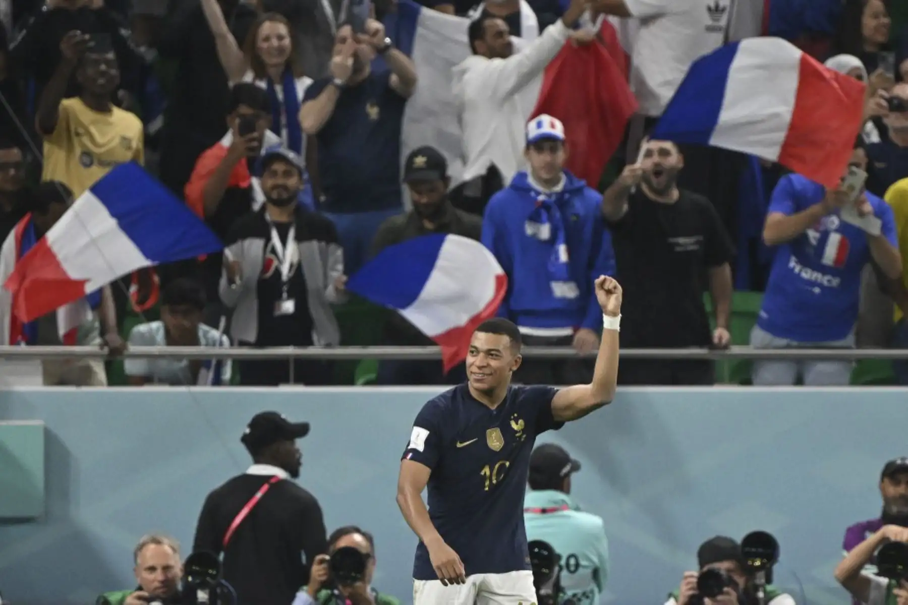 El delantero francés #10 Kylian Mbappe celebra marcar el tercer gol de su equipo durante el partido de fútbol de octavos de final de la Copa Mundial Catar 2022 entre Francia y Polonia en el Estadio Al-Thumama en Doha

Foto: AFP