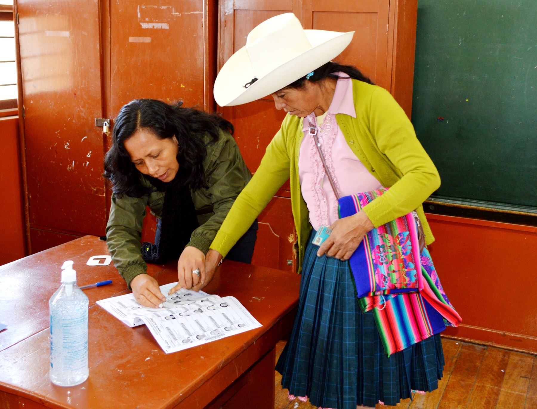 La población de Cajamarca acude masivamente a cumplir con su deber cívico y elegir a su nuevo gobernador regional para el período 2023-2026. Foto: Eduard Lozano