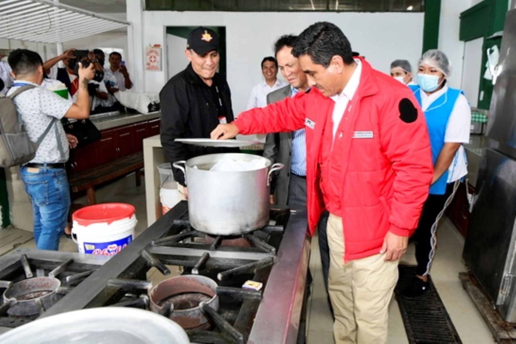 Gobierno aumenta a S/ 12 alimentación diaria de personal de la PNP. Ministro del Interior, inspecciona cocina de la Policía. Foto: ANDINA/Difusión.