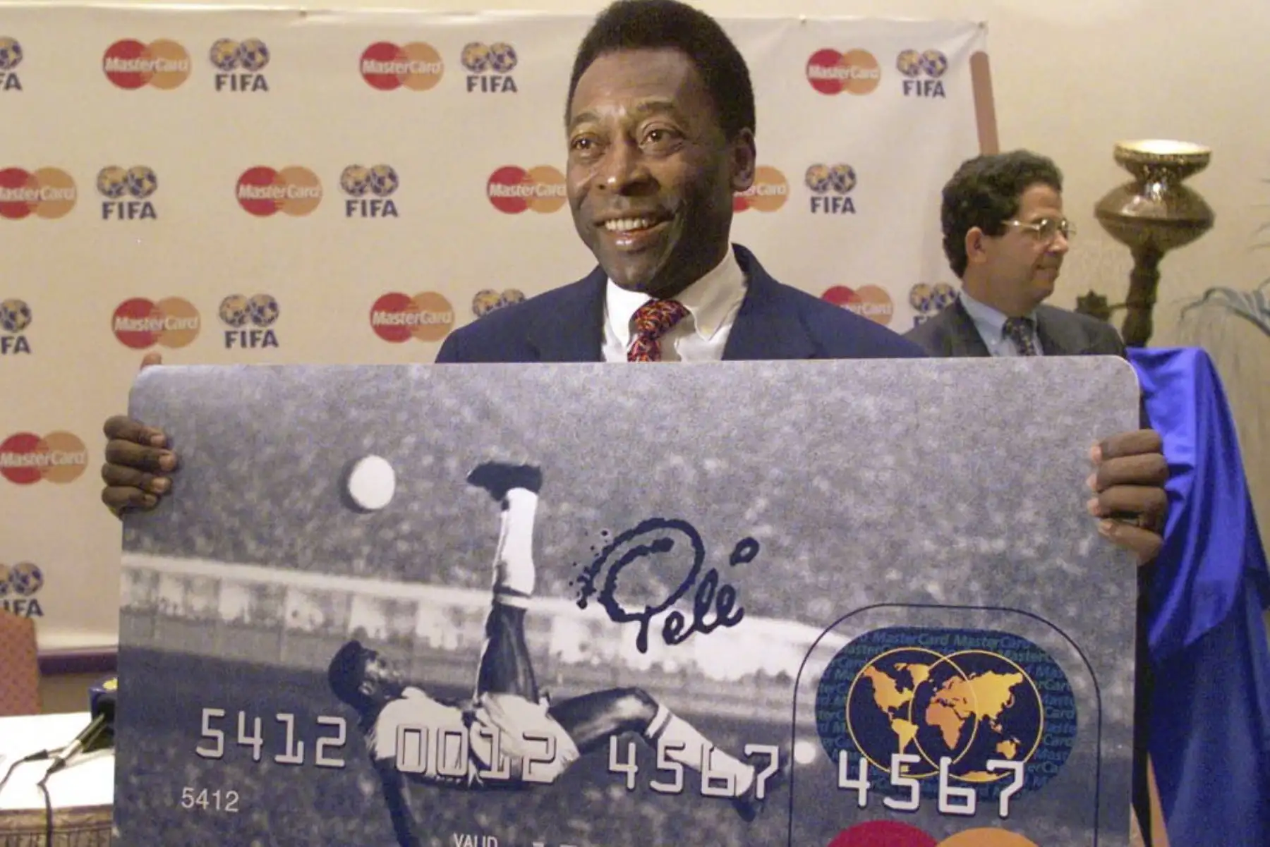 La leyenda del fútbol brasileño Pelé presenta una nueva tarjeta de crédito MasterCard que muestra su famoso gol de patada de bicicleta de 1965 para Brasil contra Bélgica, durante su conferencia de prensa en Dubai

Foto: AFP