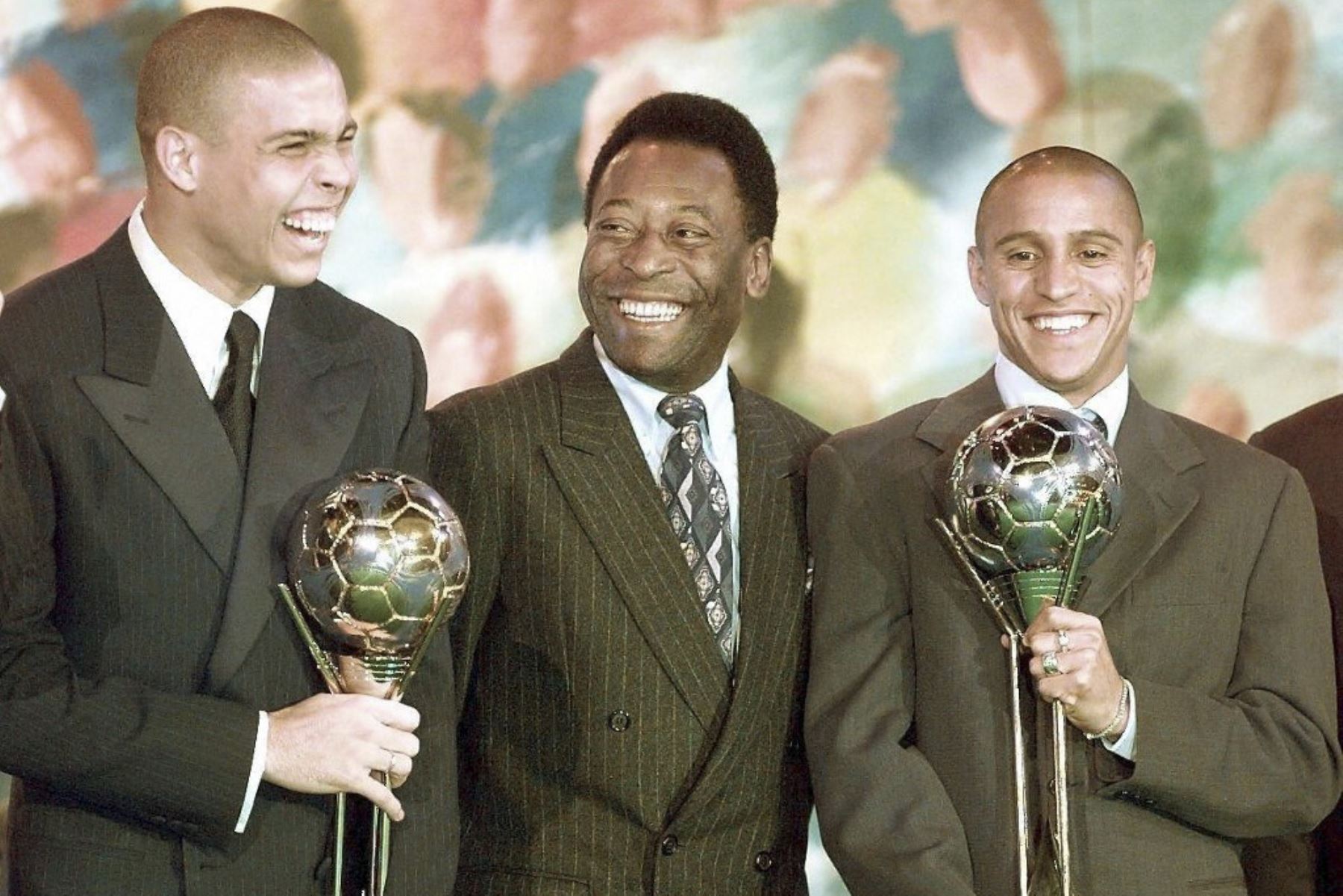 Los futbolistas brasileños Ronaldo (izquierda) y Roberto Carlos (derecha) bromean con el ministro brasileño de Deportes, Pelé (centro), en el parque de ocio Eurodisney

Foto:AFP