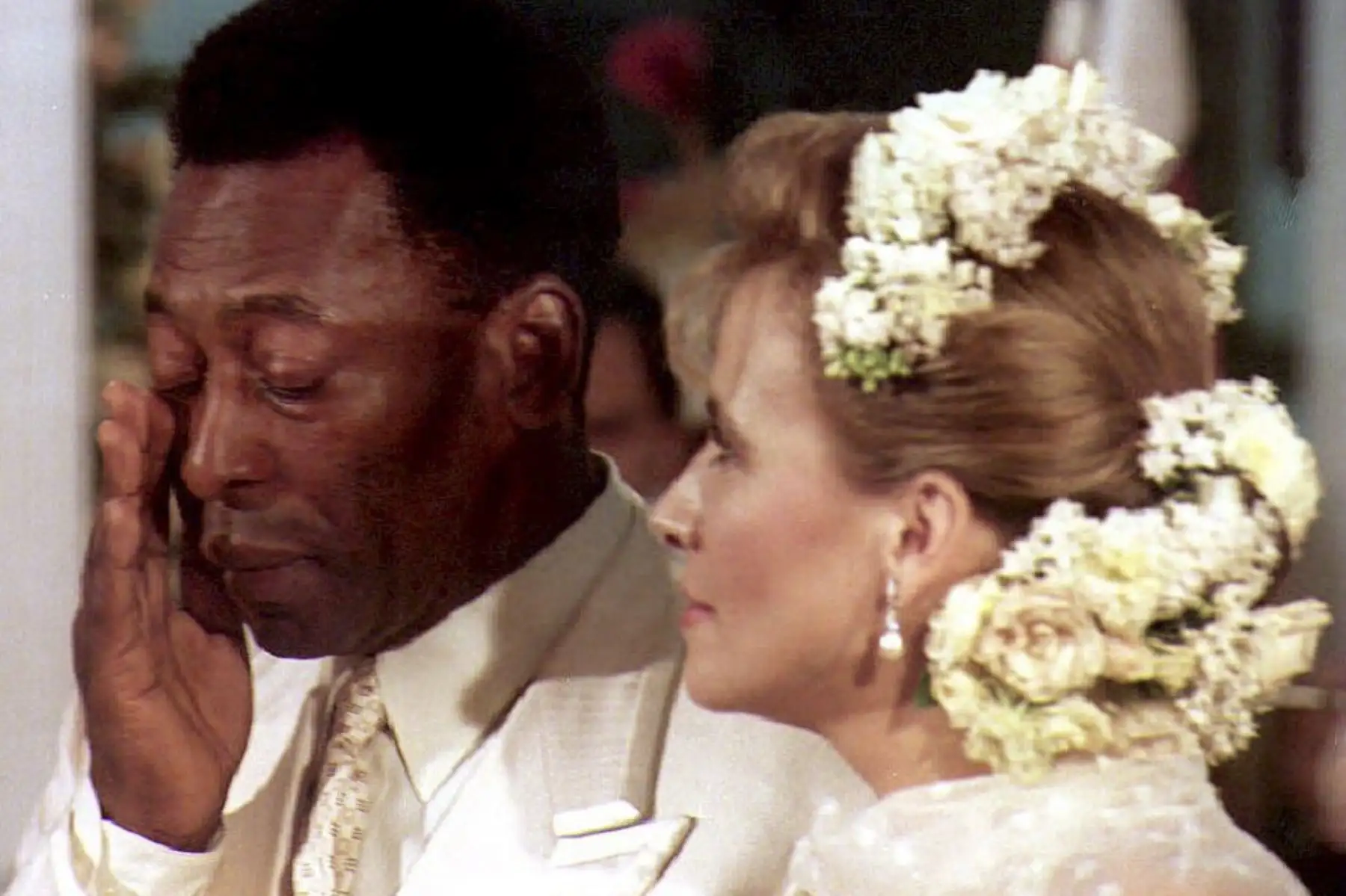 La leyenda del fútbol brasileño Edson Arantes do Nascimento, conocido como Pelé (L), llora durante su matrimonio con la brasileña Assiria Seixas Lemos

Foto:AFP