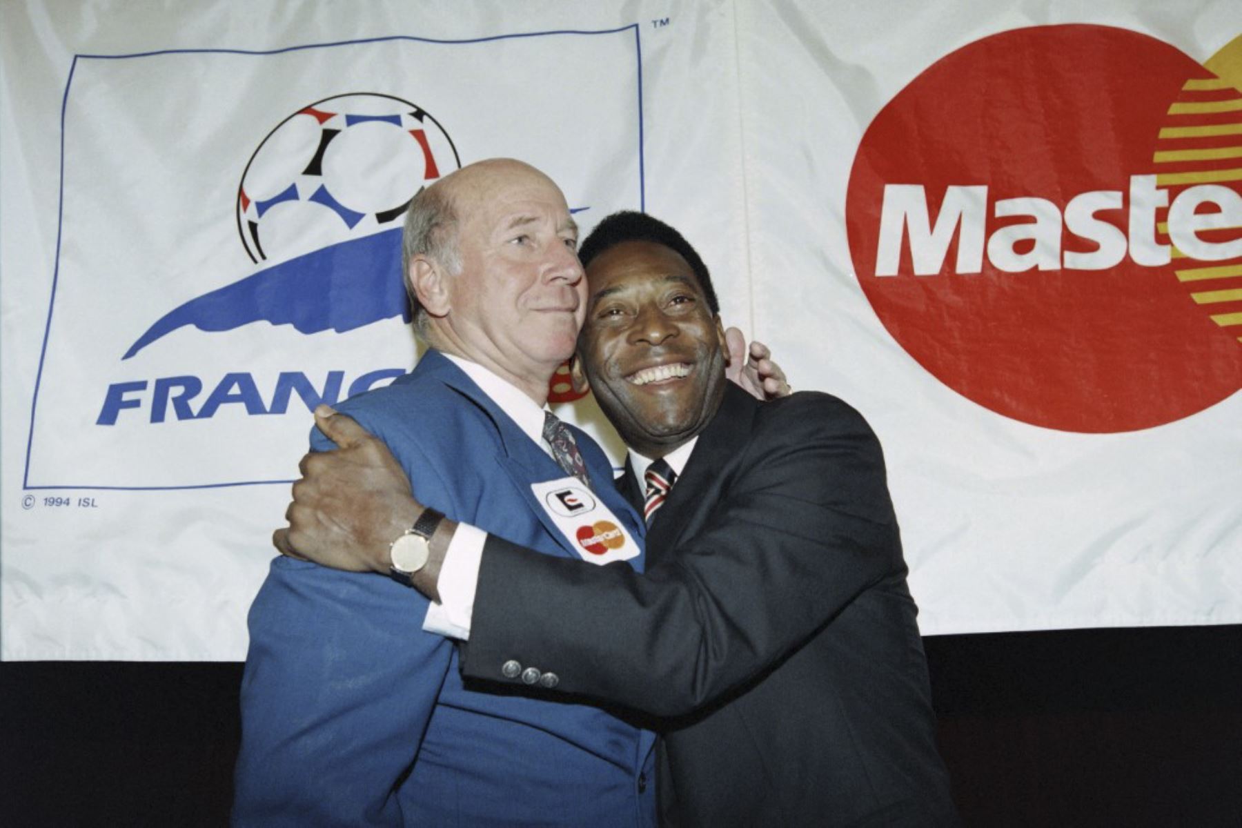 Las leyendas del fútbol, ​​el inglés Bobby Charlton (izquierda) y el ministro brasileño de Deportes, Pelé, se abrazan el 9 de febrero de 1995 en París, donde se conocieron durante los preparativos para la Copa del Mundo de 1998

Foto:AFP