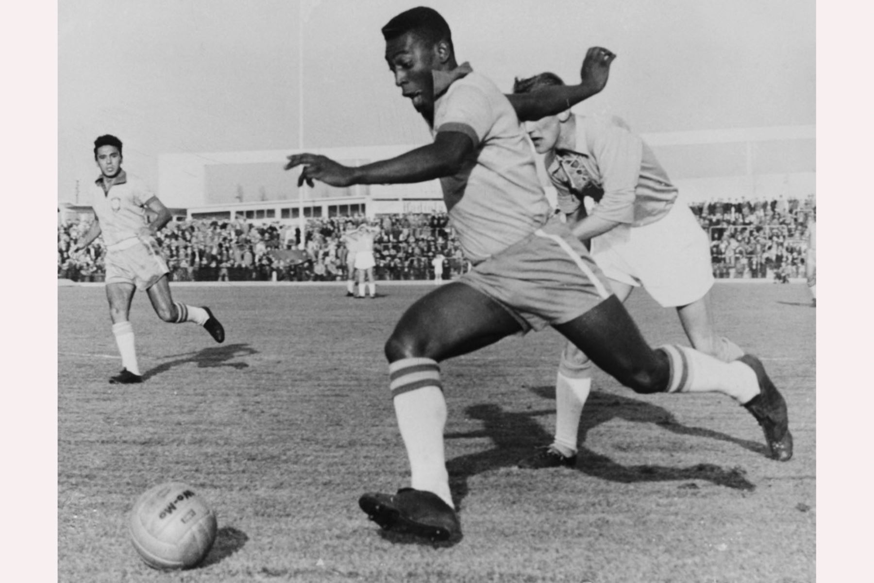 El delantero brasileño Pelé regatea a un defensor durante un partido amistoso entre Malmoe y Brasil, el 8 de mayo de 1960 en Malmoe

Foto:AFP