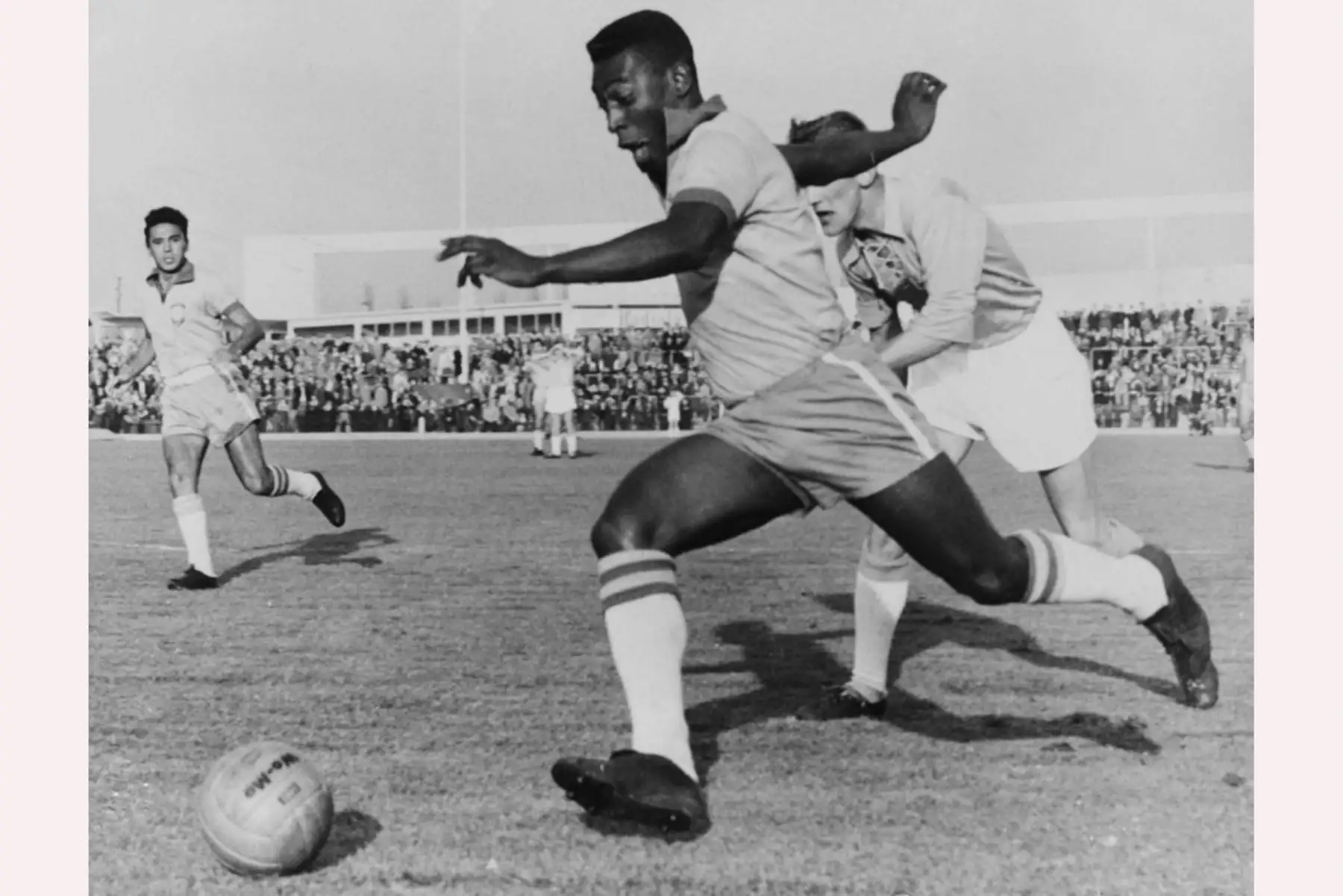 El delantero brasileño Pelé regatea a un defensor durante un partido amistoso entre Malmoe y Brasil, el 8 de mayo de 1960 en Malmoe

Foto:AFP