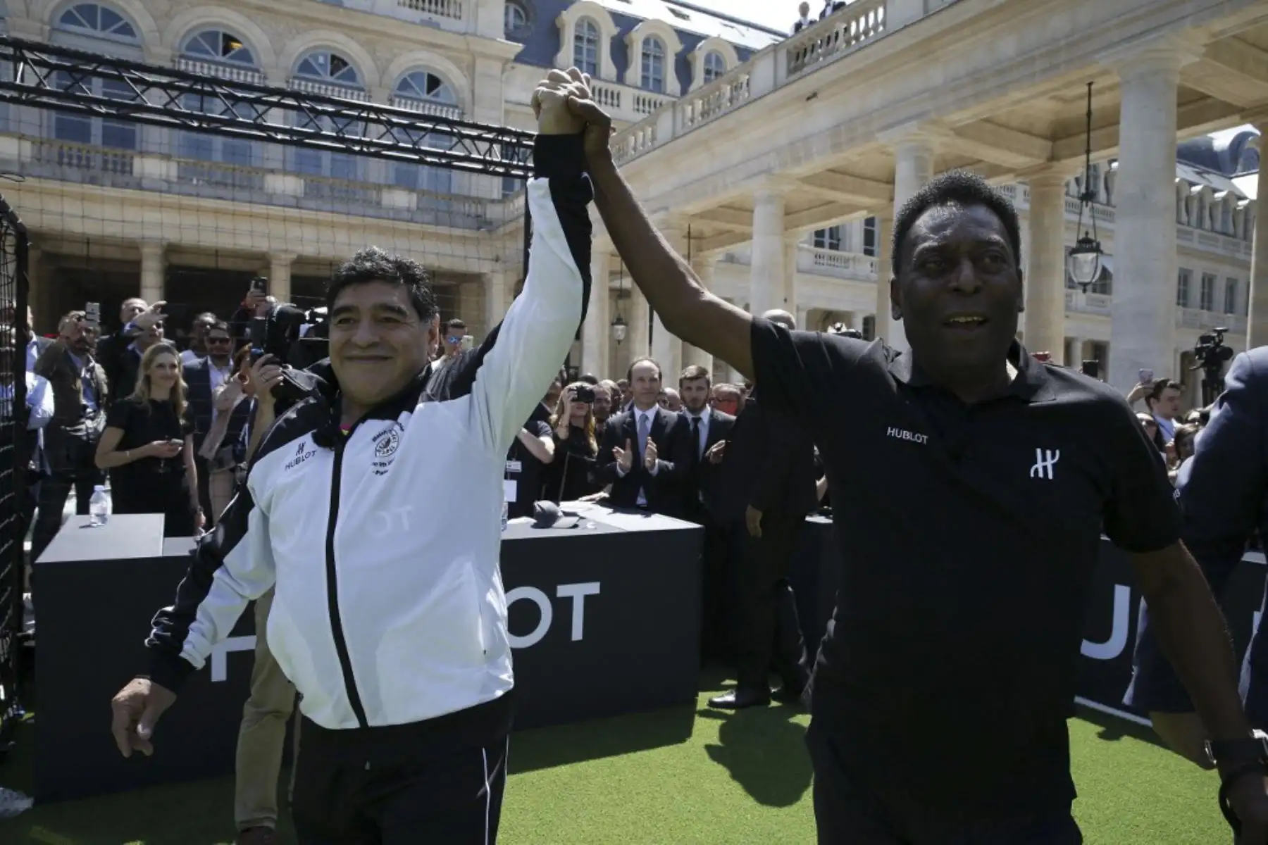 Diego Armando Maradona (L) retirado futbolista y entrenador profesional argentino y Edson Arantes do Nascimento, conocido como Pelé, retirado futbolista y entrenador profesional brasileño durante la llegada de los jugadores y entrenadores antes del partido de fútbol de amistad con Pelé y Maradona patrocinado por Hublot en París

Foto:AFP