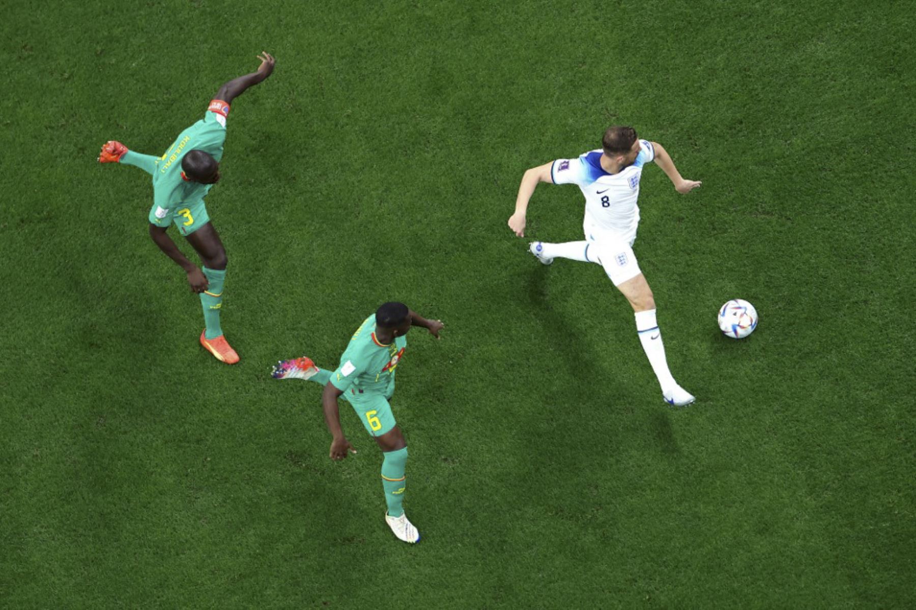 El mediocampista de Inglaterra #08 Jordan Henderson (R) corre con el balón más allá del defensor de Senegal #03 Kalidou Koulibaly (L) y el mediocampista de Senegal #06 Nampalys Mendy (C) durante el partido de fútbol de octavos de final de la Copa Mundial de Catar 2022 entre Inglaterra y Senegal en el Estadio Al-Bayt en Al Khor, al norte de Doha

Foto: AFP