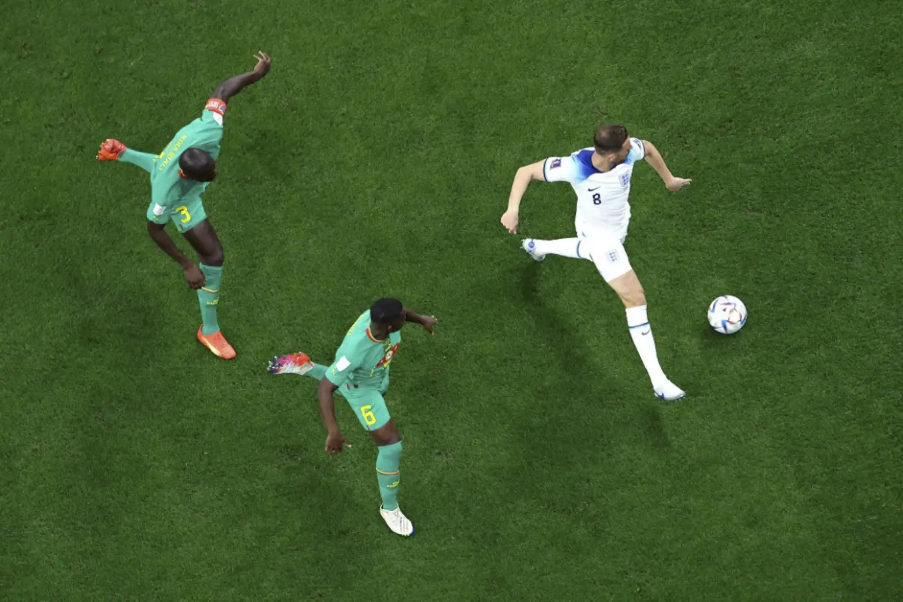 El mediocampista de Inglaterra #08 Jordan Henderson (R) corre con el balón más allá del defensor de Senegal #03 Kalidou Koulibaly (L) y el mediocampista de Senegal #06 Nampalys Mendy (C) durante el partido de fútbol de octavos de final de la Copa Mundial de Catar 2022 entre Inglaterra y Senegal en el Estadio Al-Bayt en Al Khor, al norte de Doha

Foto: AFP