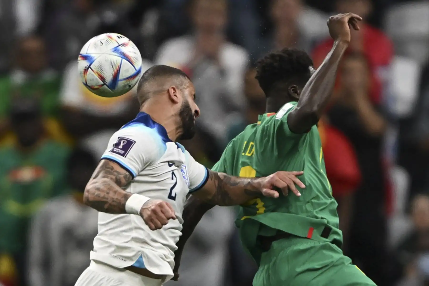 El defensor de Inglaterra #02 Kyle Walker y el delantero de Senegal #09 Boulaye Dia luchan por el balón durante el partido de fútbol de octavos de final de la Copa Mundial de Catar 2022 entre Inglaterra y Senegal en el Estadio Al-Bayt en Al Khor, al norte de Doha

Foto: AFP