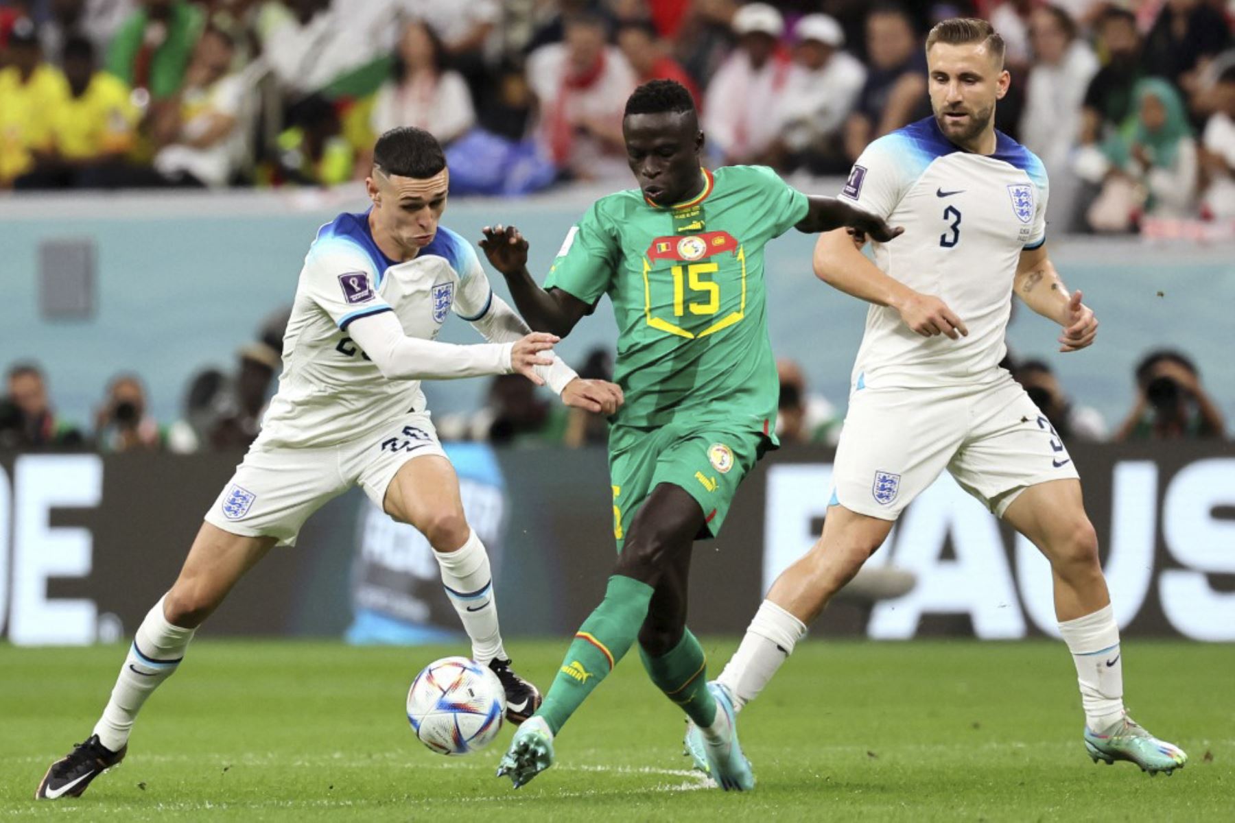 El delantero de Senegal #15 Krepin Diatta lucha por el balón con el delantero de Inglaterra #20 Phil Foden y el defensor de Inglaterra #03 Luke Shaw durante el partido de fútbol de octavos de final de la Copa Mundial de Catar 2022 entre Inglaterra y Senegal en el estadio Al-Bayt en Al Khor, al norte de Doha

Foto: AFP