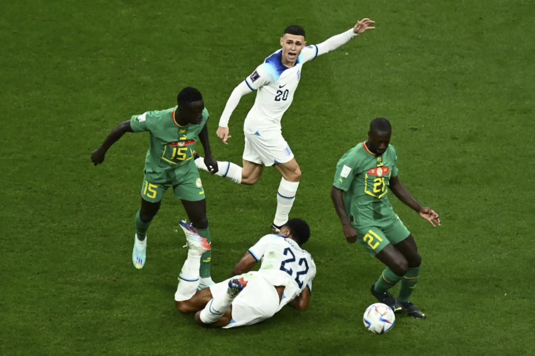 El delantero de Senegal #15 Krepin Diatta (L) y el defensor de Senegal #21 Youssouf Sabaly (R) luchan por el balón con el delantero de Inglaterra #20 Phil Foden (trasero C) y el mediocampista de Inglaterra #22 Jude Bellingham (C) durante la Copa del Mundo de Catar 2022 partido de fútbol de octavos de final entre Inglaterra y Senegal en el estadio Al-Bayt en Al Khor, al norte de Doha

Foto: AFP