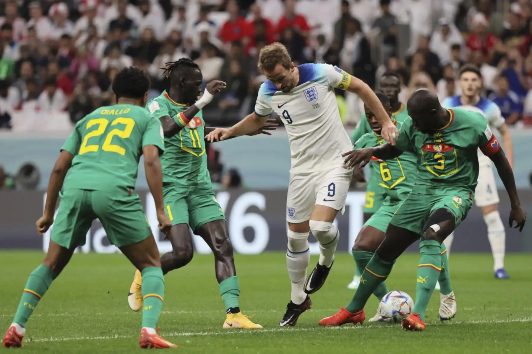 El delantero de Inglaterra #09 Harry Kane es desafiado por el defensor de Senegal #22 Abdou Diallo, el mediocampista de Senegal #11 Pathe Ciss, el mediocampista de Senegal #06 Nampalys Mendy y el defensor de Senegal #03 Kalidou Koulibaly durante el partido de fútbol de octavos de final de la Copa Mundial de Catar 2022 entre Inglaterra y Senegal en el Estadio Al-Bayt en Al Khor, al norte de Doha

Foto: AFP