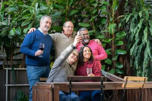 Los cambios que presenta el mundo han dado paso a generaciones muy vehementes, dinámicas, adaptadas a los procesos tecnológicos  y  sobre las cuales se basa el desarrollo económico mundial. Sin embargo, hay una generación que tiene mucho más que dar y que cuenta con un plus adicional que le permite afrontar estos cambios con solvencia.  ANDINA/Difusión