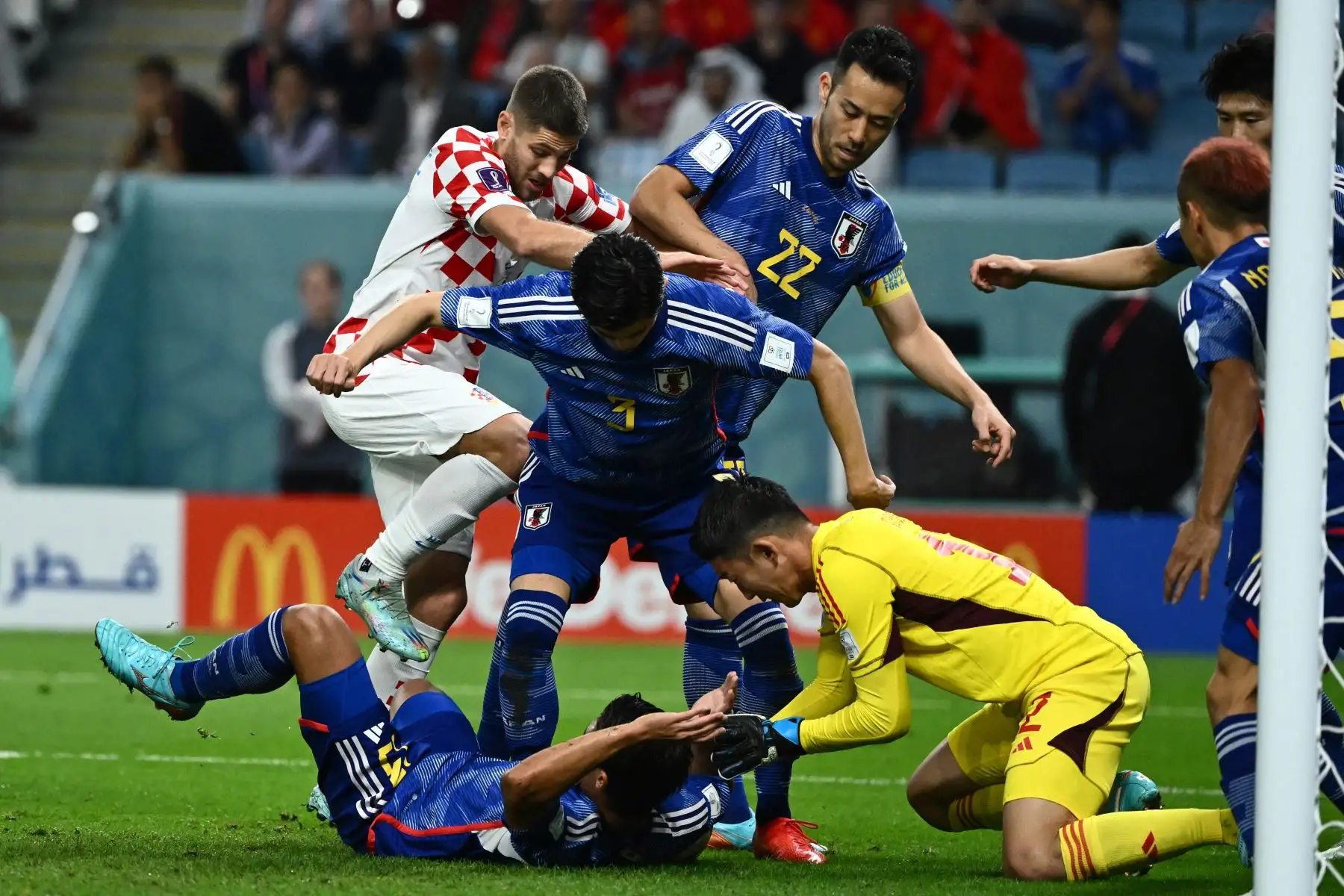 El delantero croata Andrej Kramaric intenta superar al defensor japonés Shogo Taniguchi, al defensor japonés Maya Yoshida, al mediocampista japonés Hidemasa Morita y al portero japonés Shuichi Gonda durante el partido de octavos de final de la Copa Mundial Qatar 2022 entre Japón y Croacia.
Foto: AFP