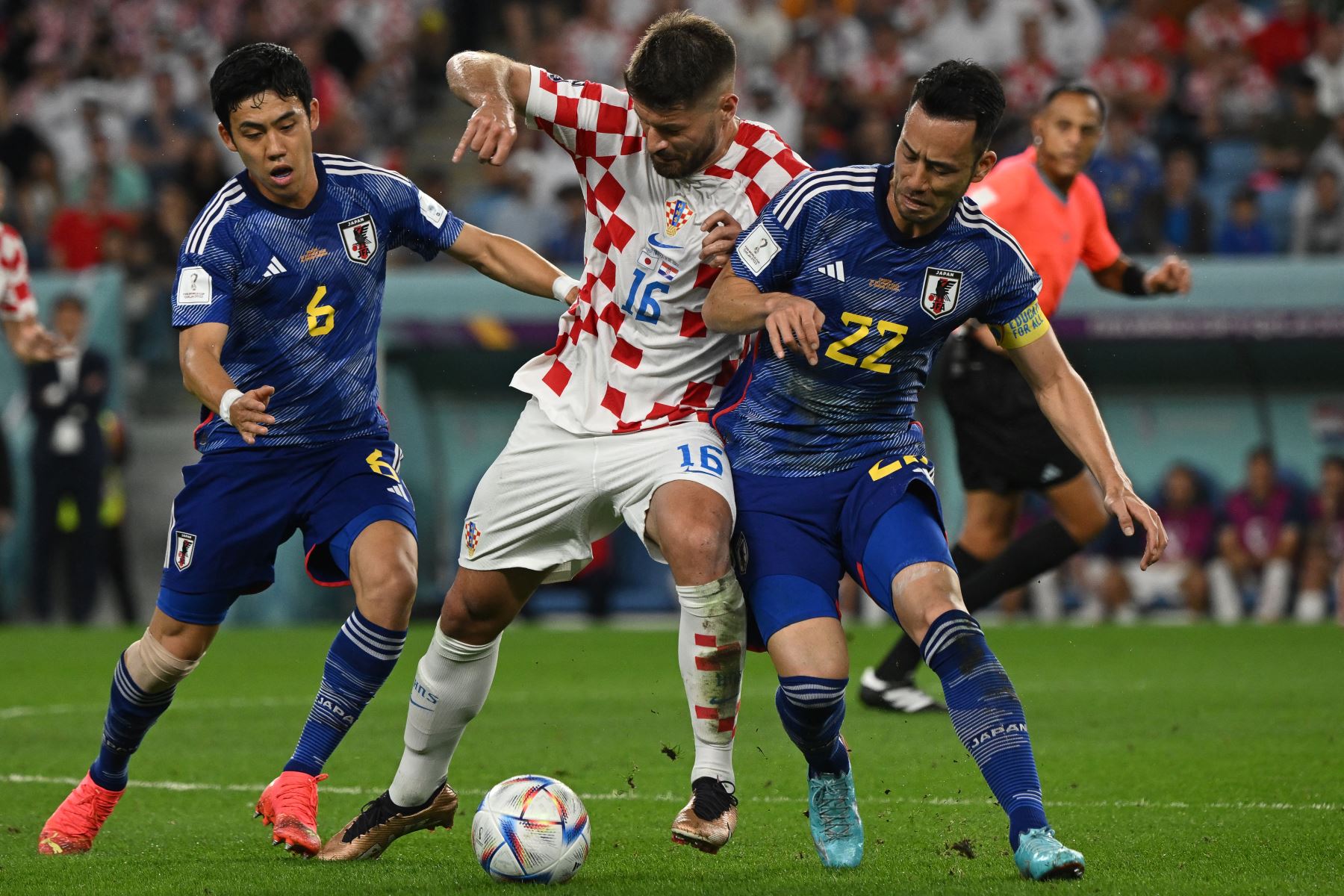 El delantero croata Bruno Petkovic lucha por el balón con el mediocampista japonés Wataru Endo y la defensora japonesa Maya Yoshida durante el partido de fútbol de octavos de final de la Copa Mundial Qatar 2022 entre Japón y Croacia.
Foto: AFP