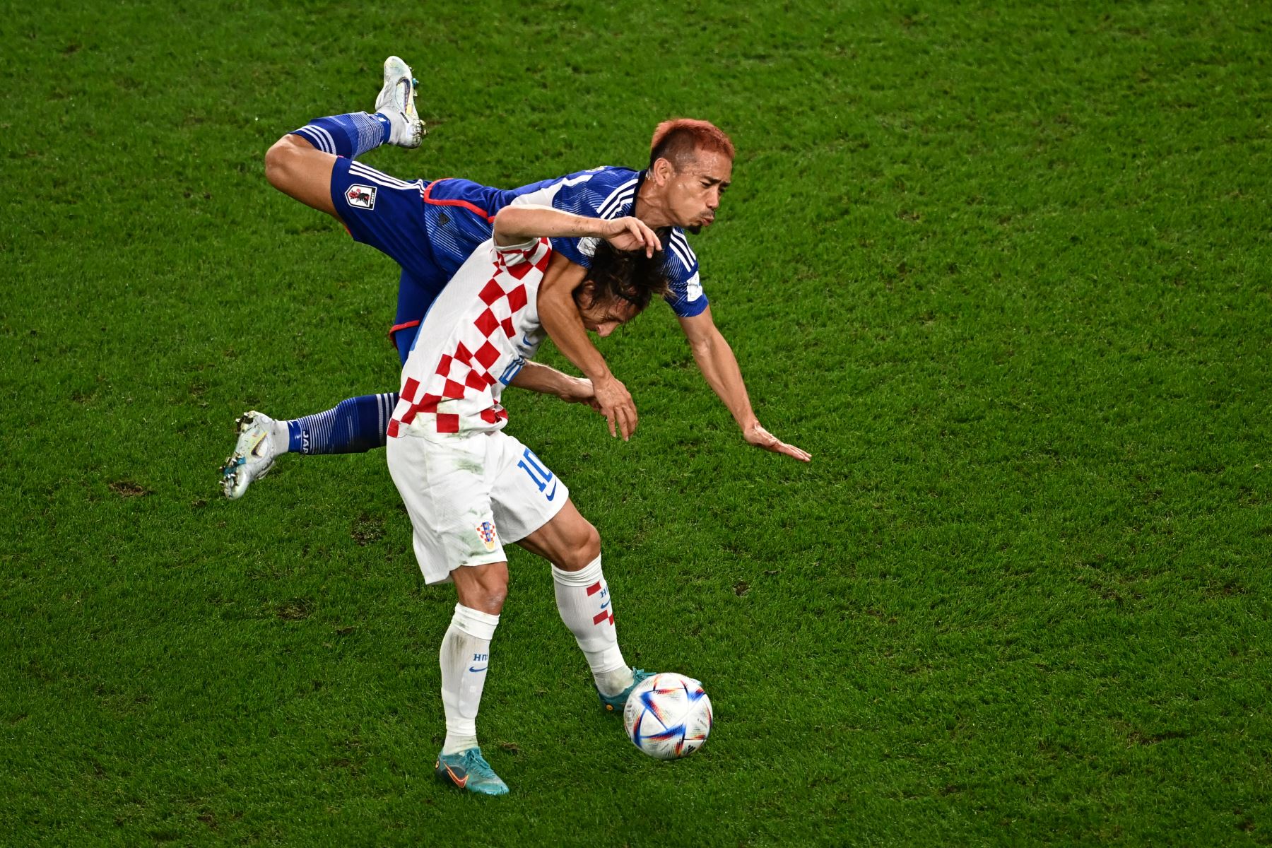 El centrocampista croata Luka Modric y el defensor japonés Yuto Nagatomo luchan por el balón durante el partido de fútbol de octavos de final de la Copa Mundial Qatar 2022 entre Japón y Croacia.
Foto: AFP