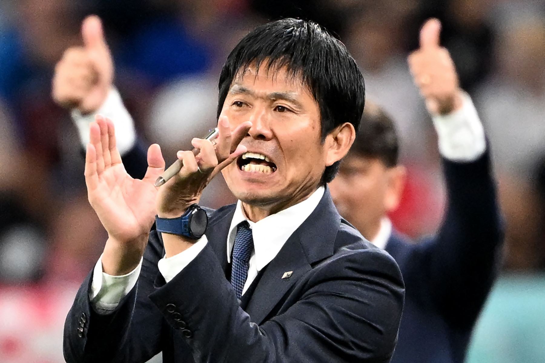 El entrenador de Japón, Hajime Moriyasu, grita instrucciones a sus jugadores desde la línea de banda durante el partido de fútbol de octavos de final de la Copa Mundial Qatar 2022 entre Japón y Croacia en el estadio Al-Janoub en Al-Wakrah, al sur de Doha, el 5 de diciembre de 2022.
Foto: AFP
