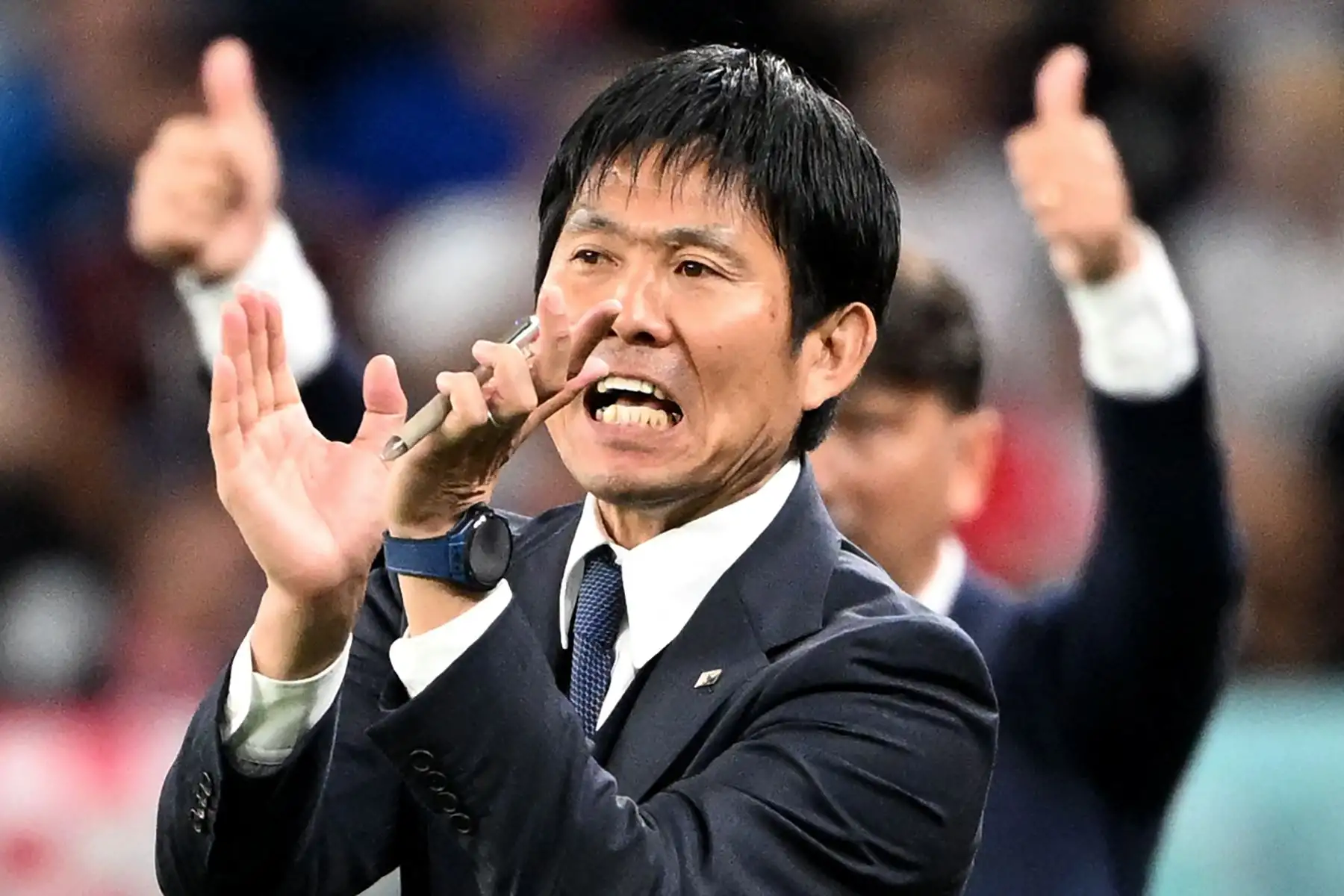 El entrenador de Japón, Hajime Moriyasu, grita instrucciones a sus jugadores desde la línea de banda durante el partido de fútbol de octavos de final de la Copa Mundial Qatar 2022 entre Japón y Croacia en el estadio Al-Janoub en Al-Wakrah, al sur de Doha, el 5 de diciembre de 2022.
Foto: AFP
