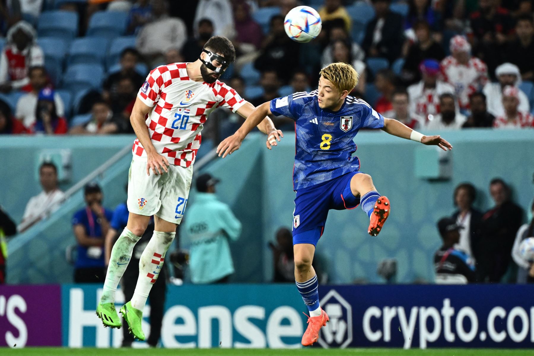El defensa croata Josko Gvardiol y el mediocampista japonés Ritsu Doan luchan por el balón durante el partido de fútbol de octavos de final de la Copa Mundial Qatar 2022 entre Japón y Croacia.
Foto: AFP