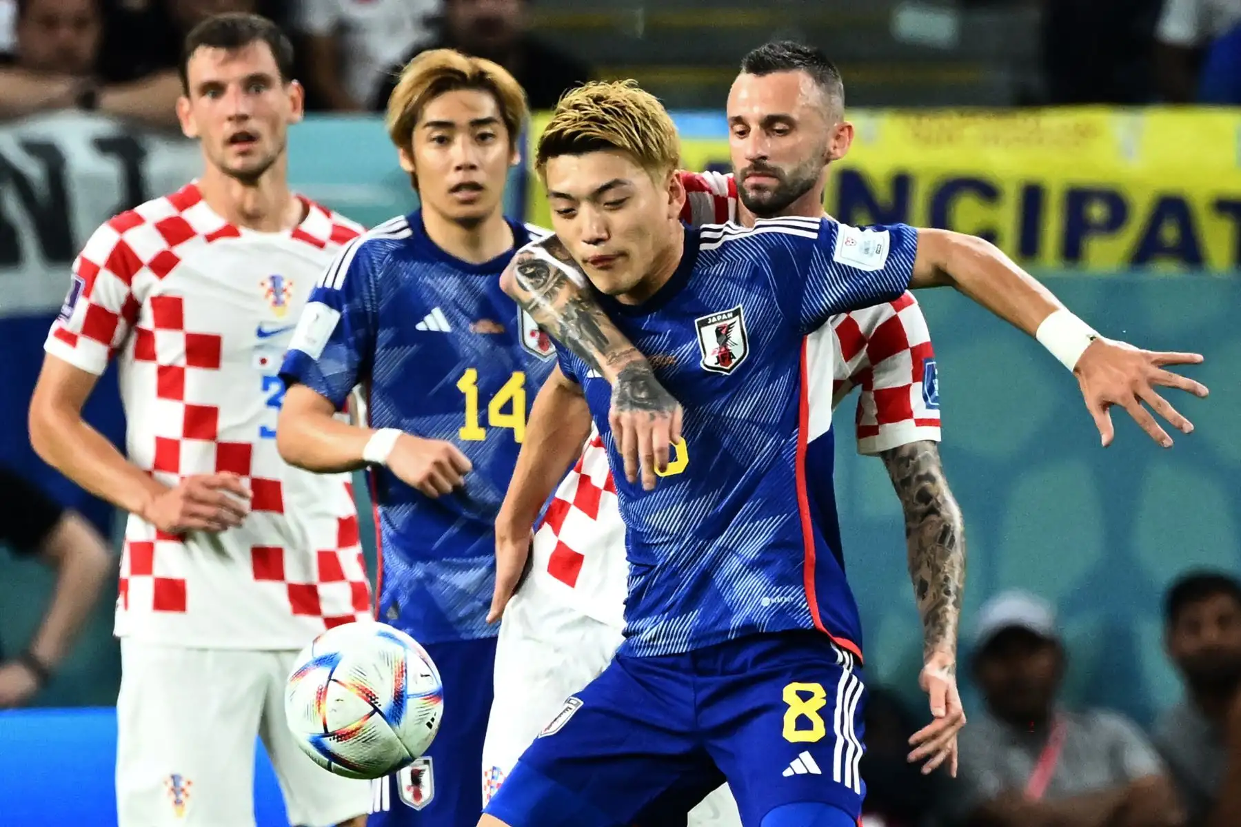 El mediocampista japonés Ritsu Doan lucha por el balón con el mediocampista croata Marcelo Brozovic durante el partido de fútbol de octavos de final de la Copa Mundial Qatar 2022 entre Japón y Croacia.
Foto: AFP