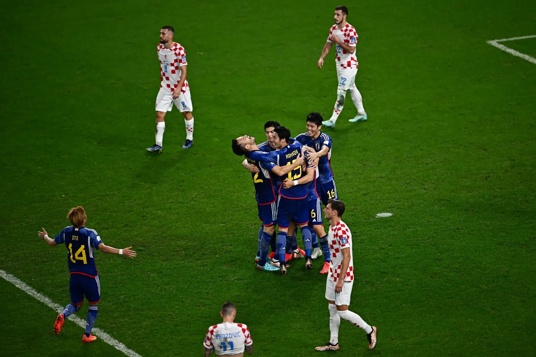 Los jugadores de Japón celebran después de que su equipo anotó el primer gol durante el partido de fútbol de octavos de final de la Copa Mundial Qatar 2022 entre Japón y Croacia en el estadio Al-Janoub en Al-Wakrah, al sur de Doha el 5 de diciembre de 2022.
Foto: AFP